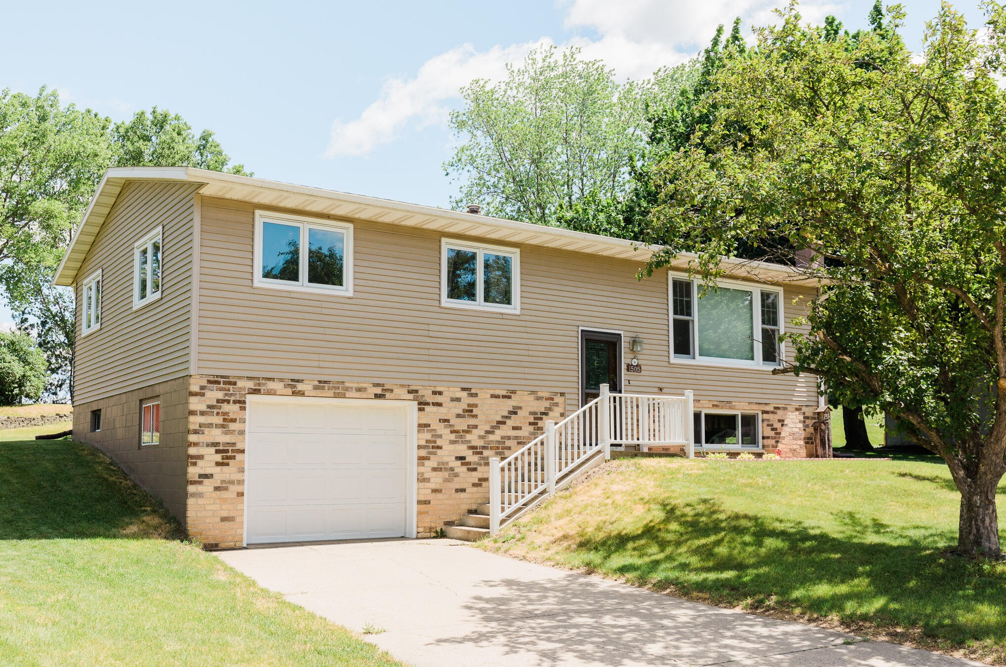 1505 Cliffview Dr, Holmen, WI 54636