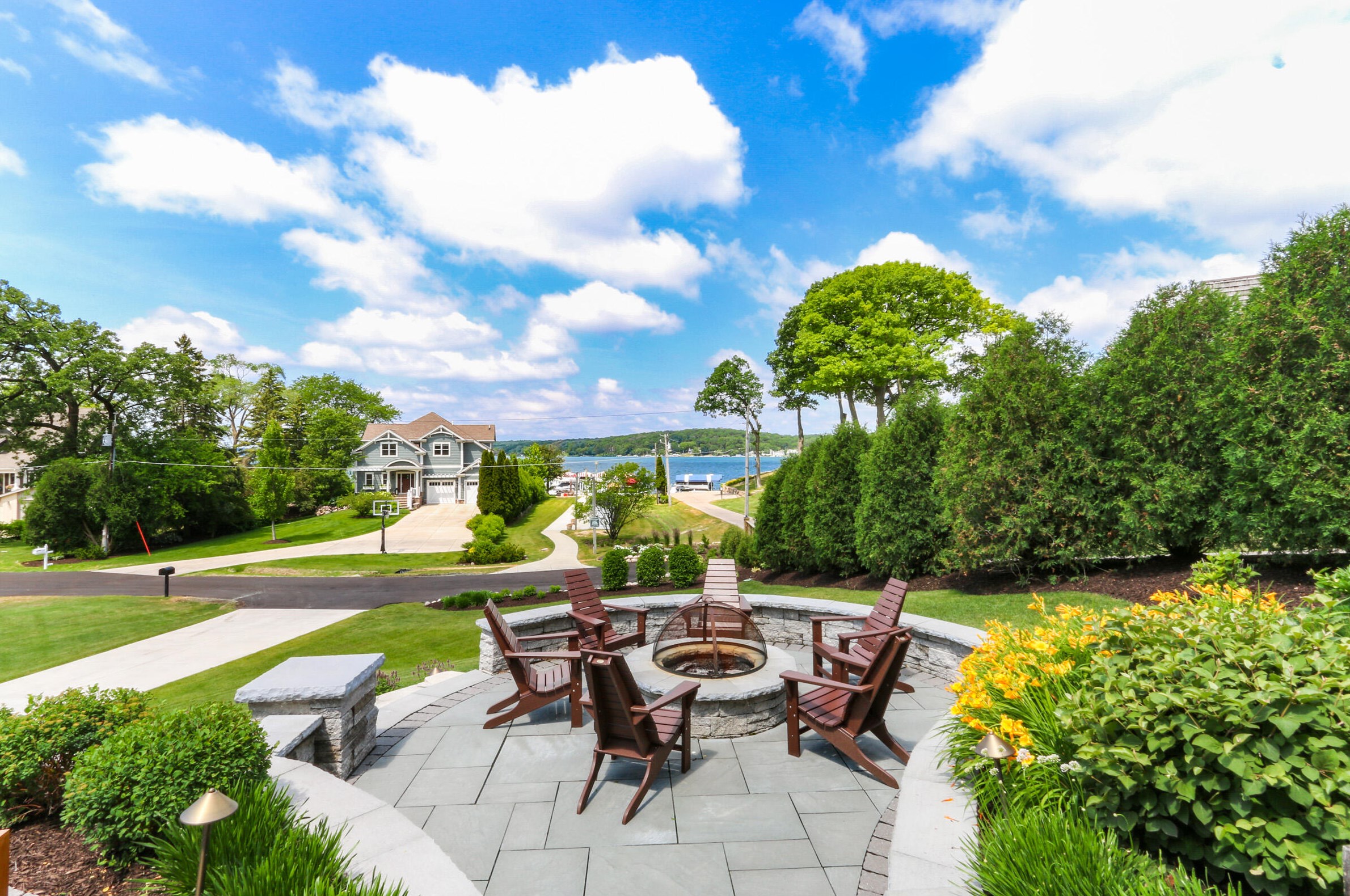 1085 La Grange Dr, Lake Geneva, WI 53147