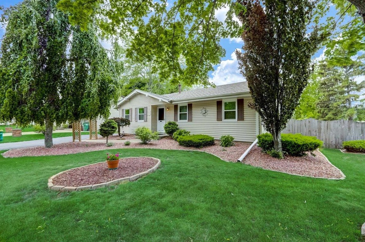 6920 Novak Rd, Racine, WI 53402-1576