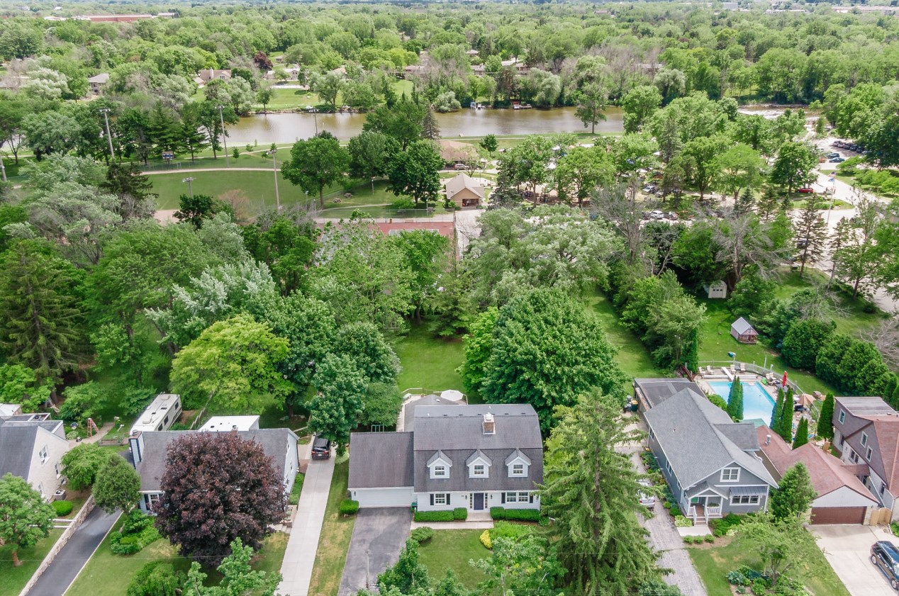325 Riverview Dr, Thiensville, WI 53092