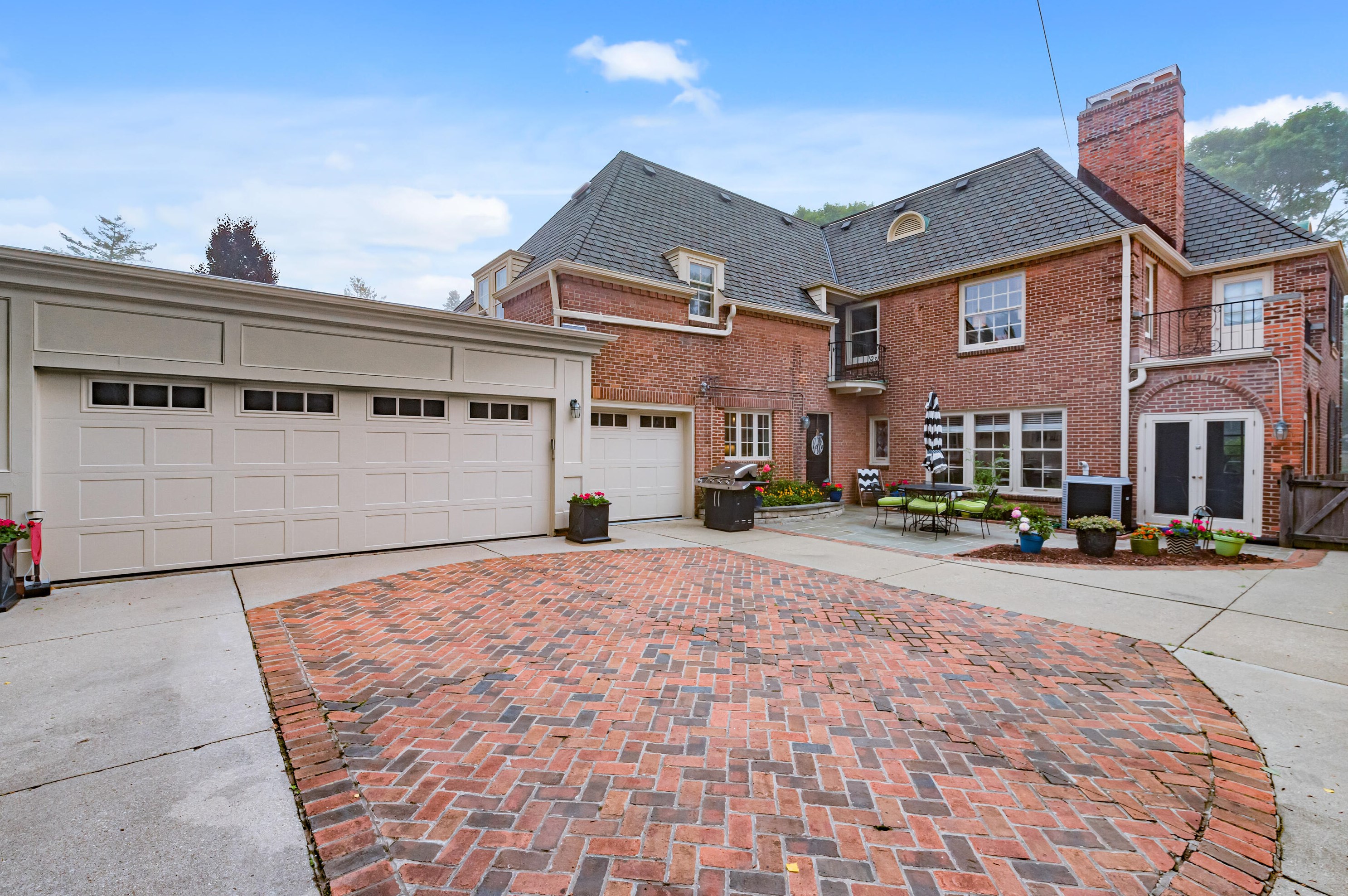 4749 Cramer St, Milwaukee WI 53211-1228 exterior