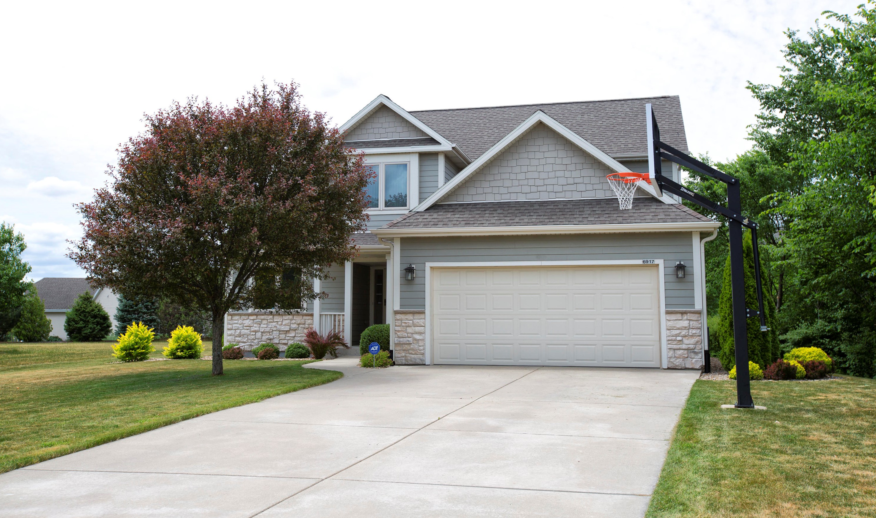 6917 Carmel Dr, Hales Corners, WI 53132-8694