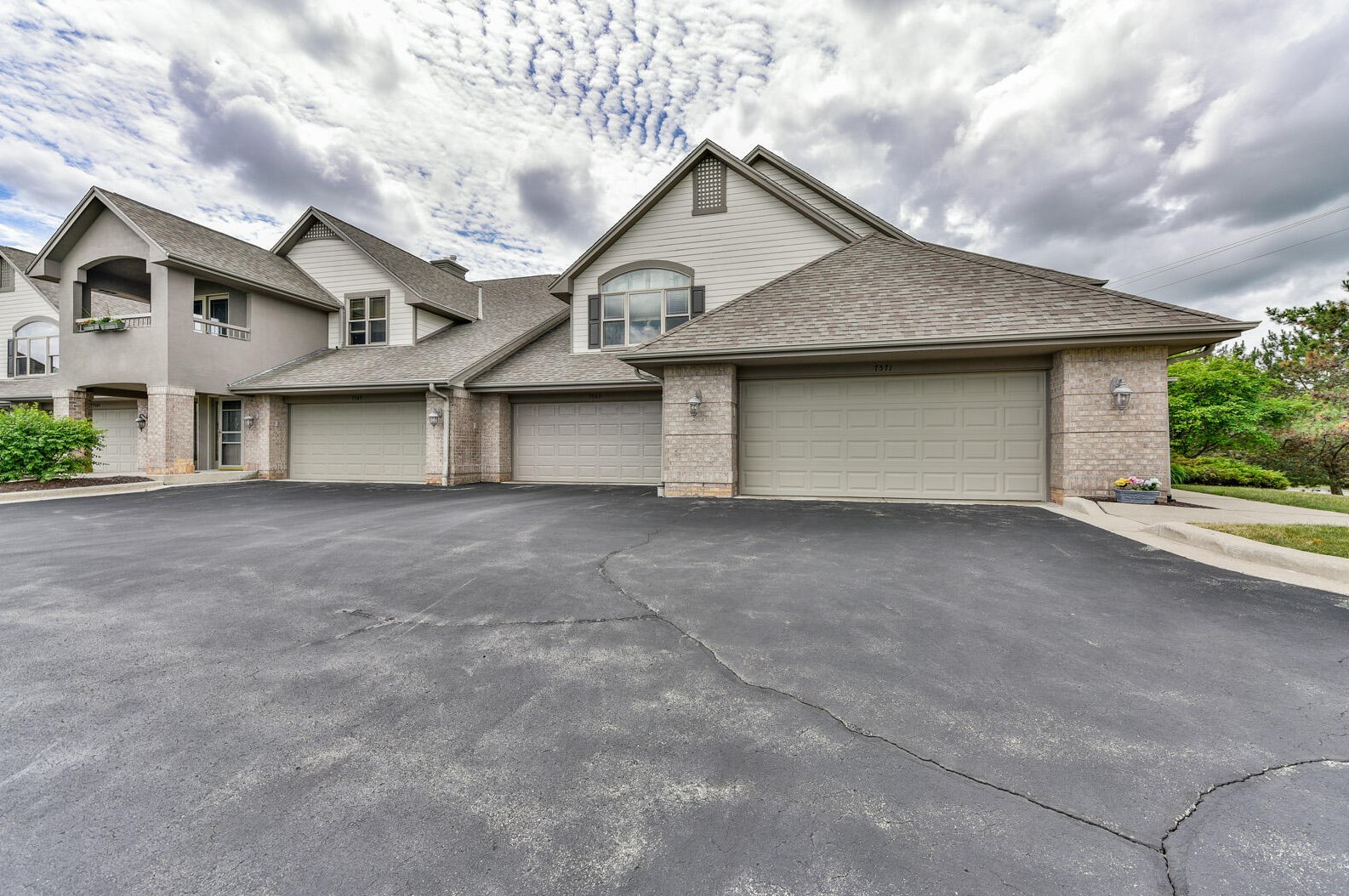 7571 W Tuckaway Pines Cir #35, Hales Corners, WI 53132
