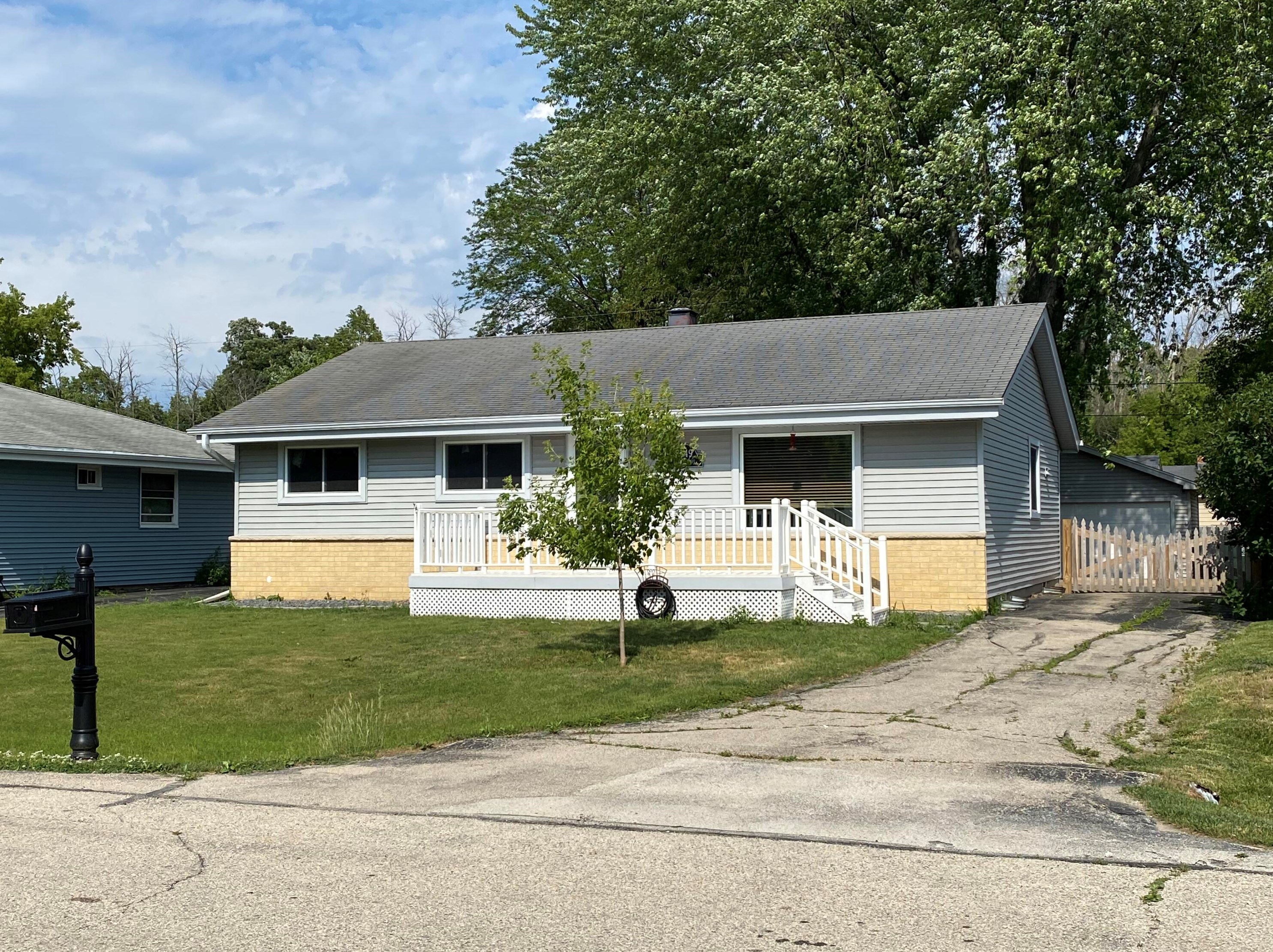 6849 Brian Dr, Racine, WI 53402-1423
