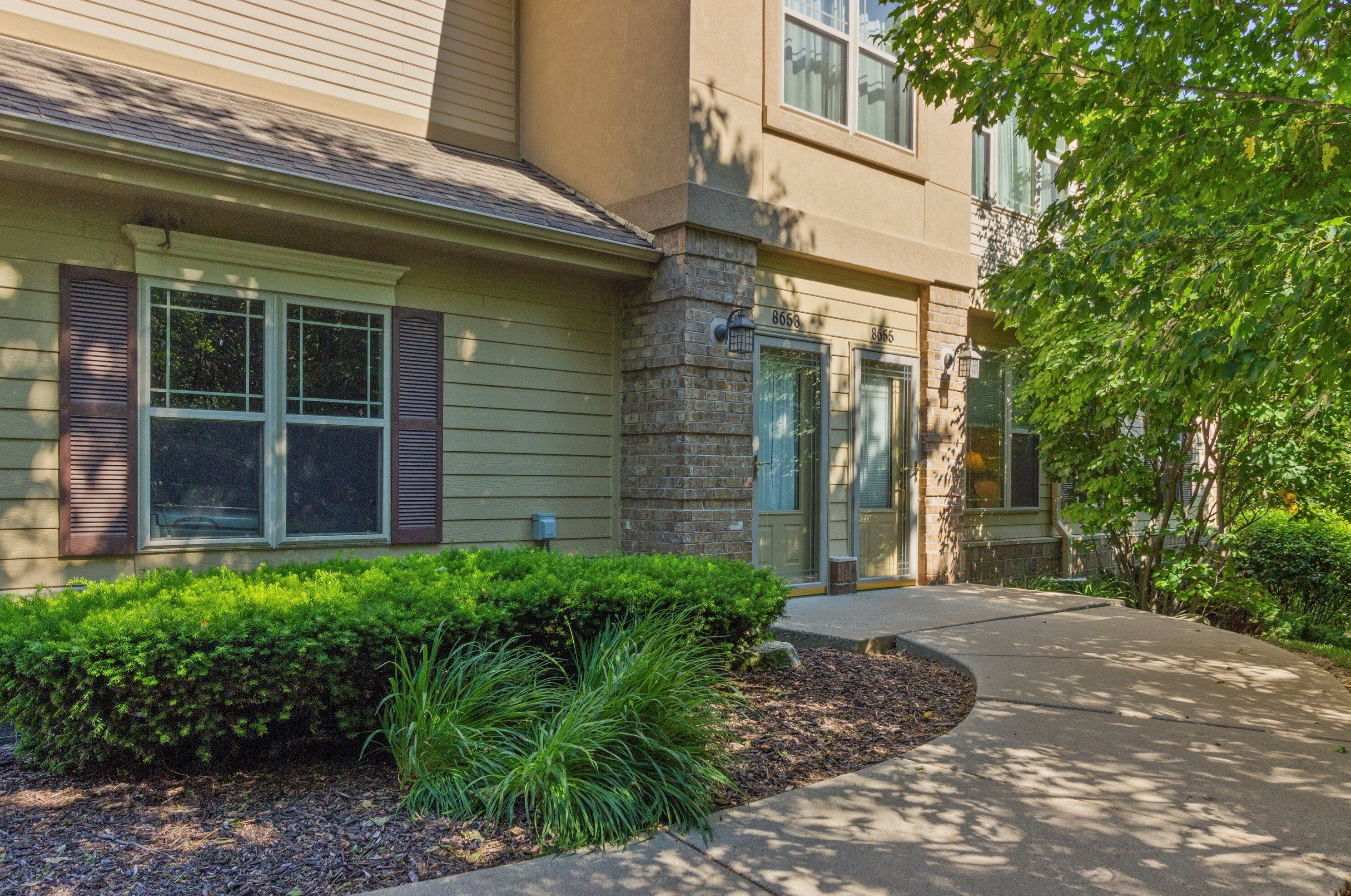 8655 Deerwood Ln, Hales Corners, WI 53132-8007