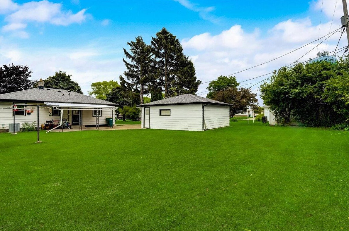 6635 26th St, Oak Creek, WI 53154-1012
