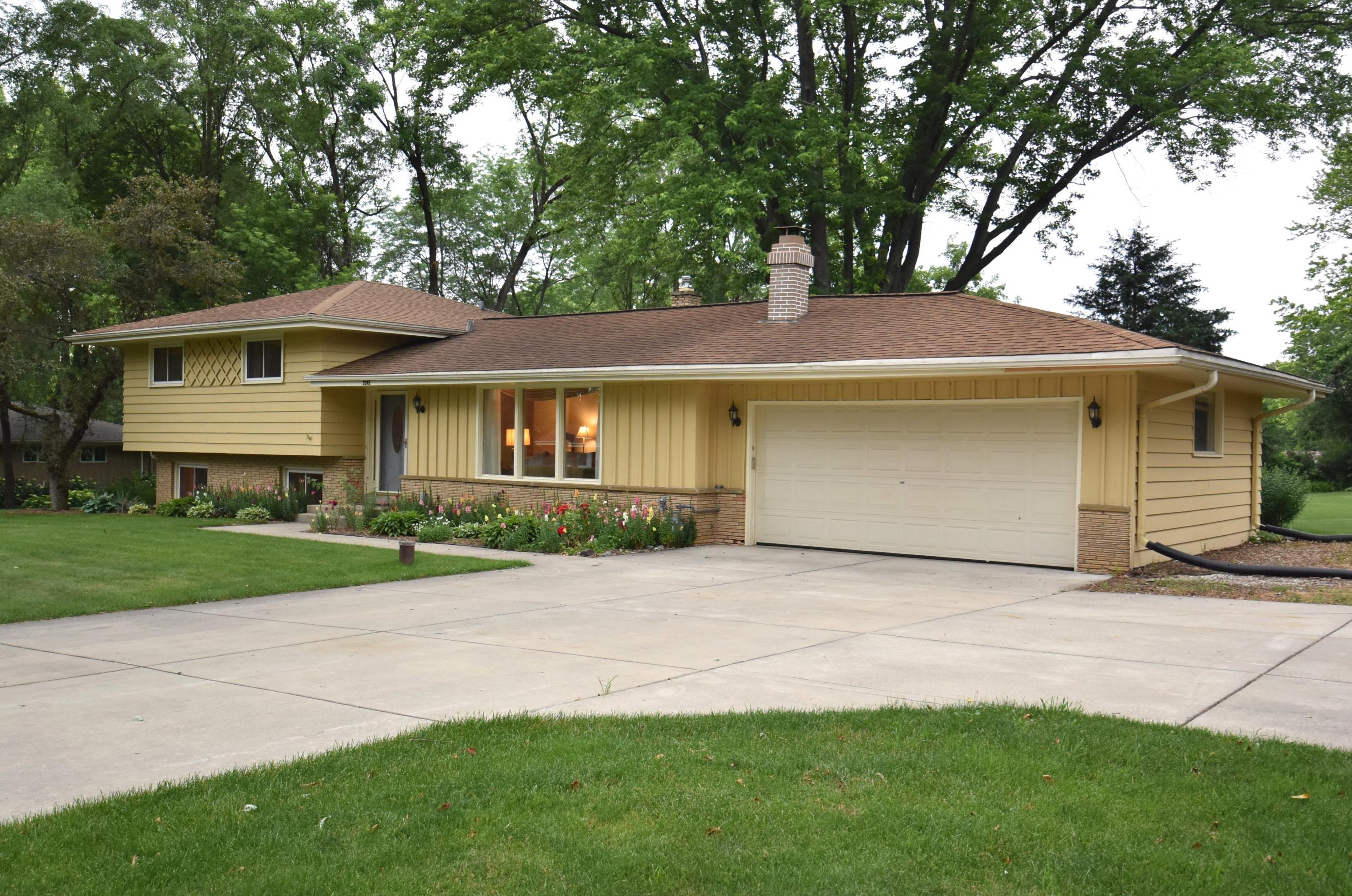 3245 Hillcrest Dr, Brookfield, WI 53045-1529