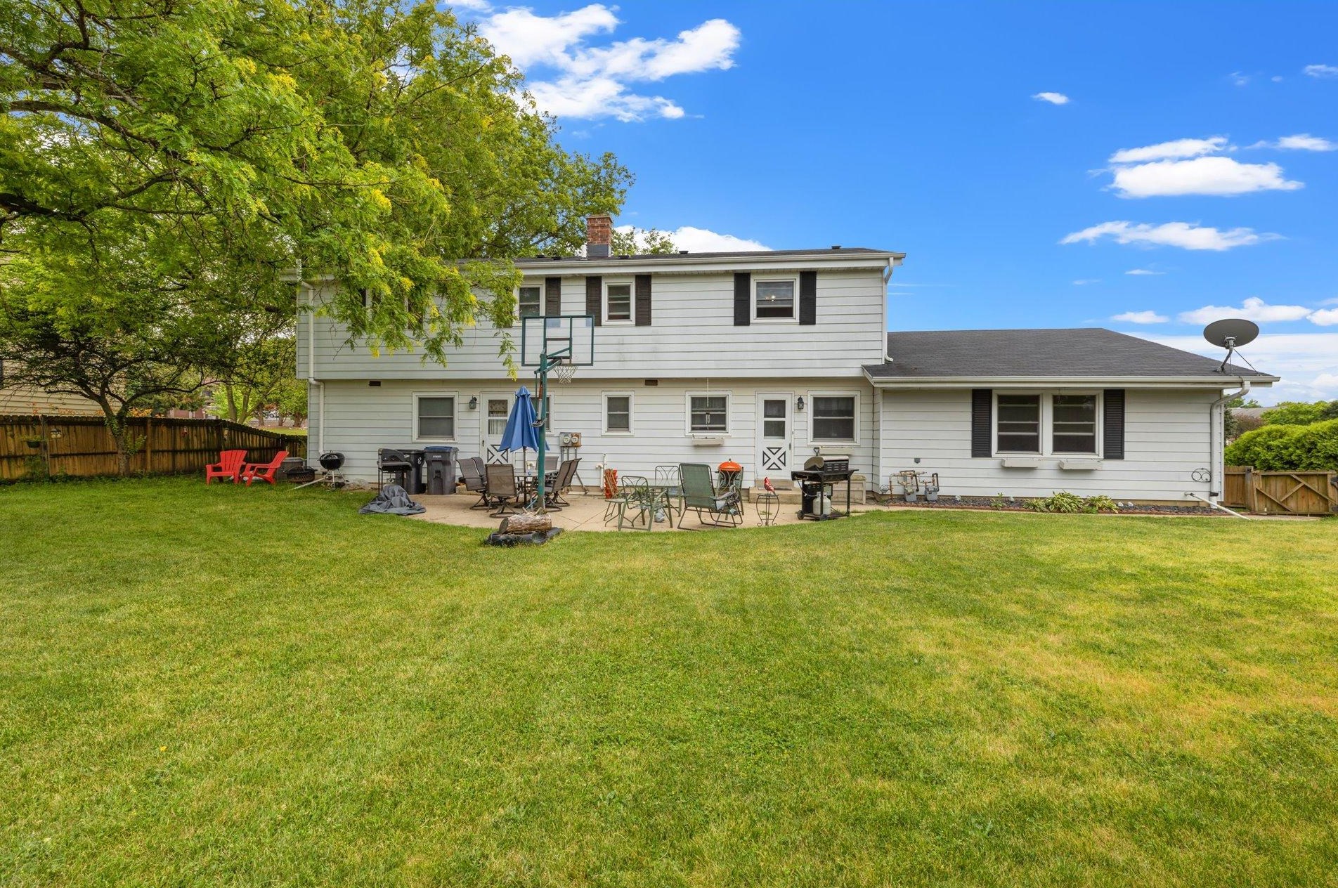 402 Hartridge Dr #404, Chenequa, WI 53029