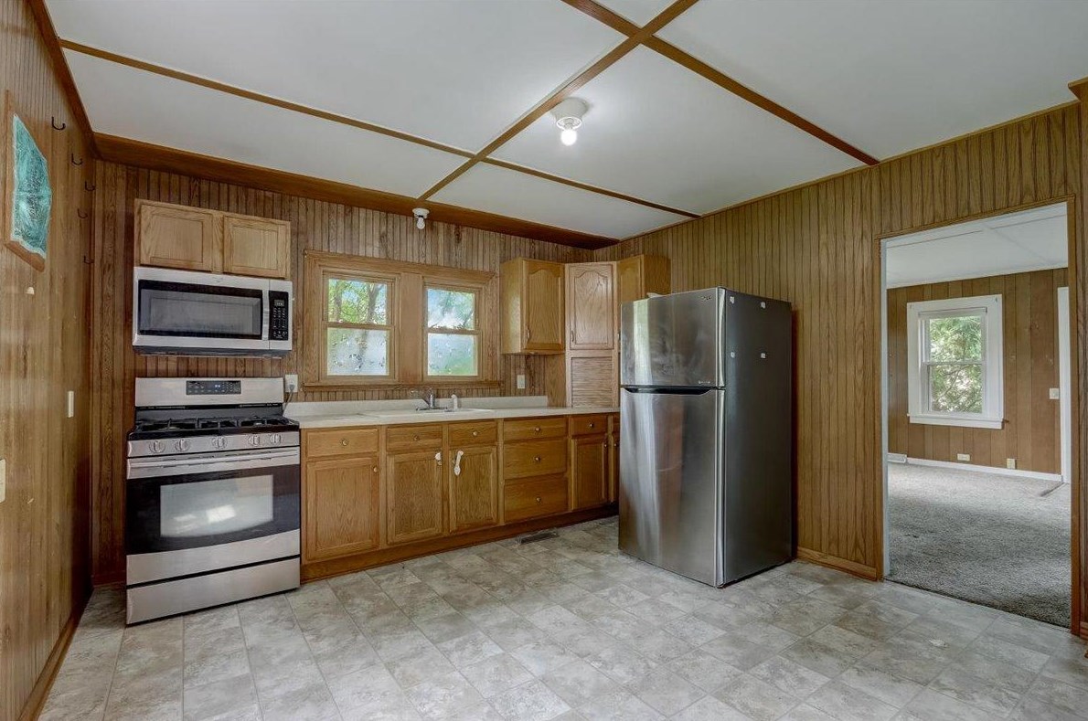 25 Summerset Dr, Racine, WI 53406-3316