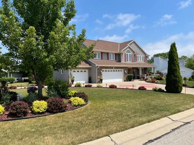 814 W River Edge Ct, Oak Creek, WI 53154