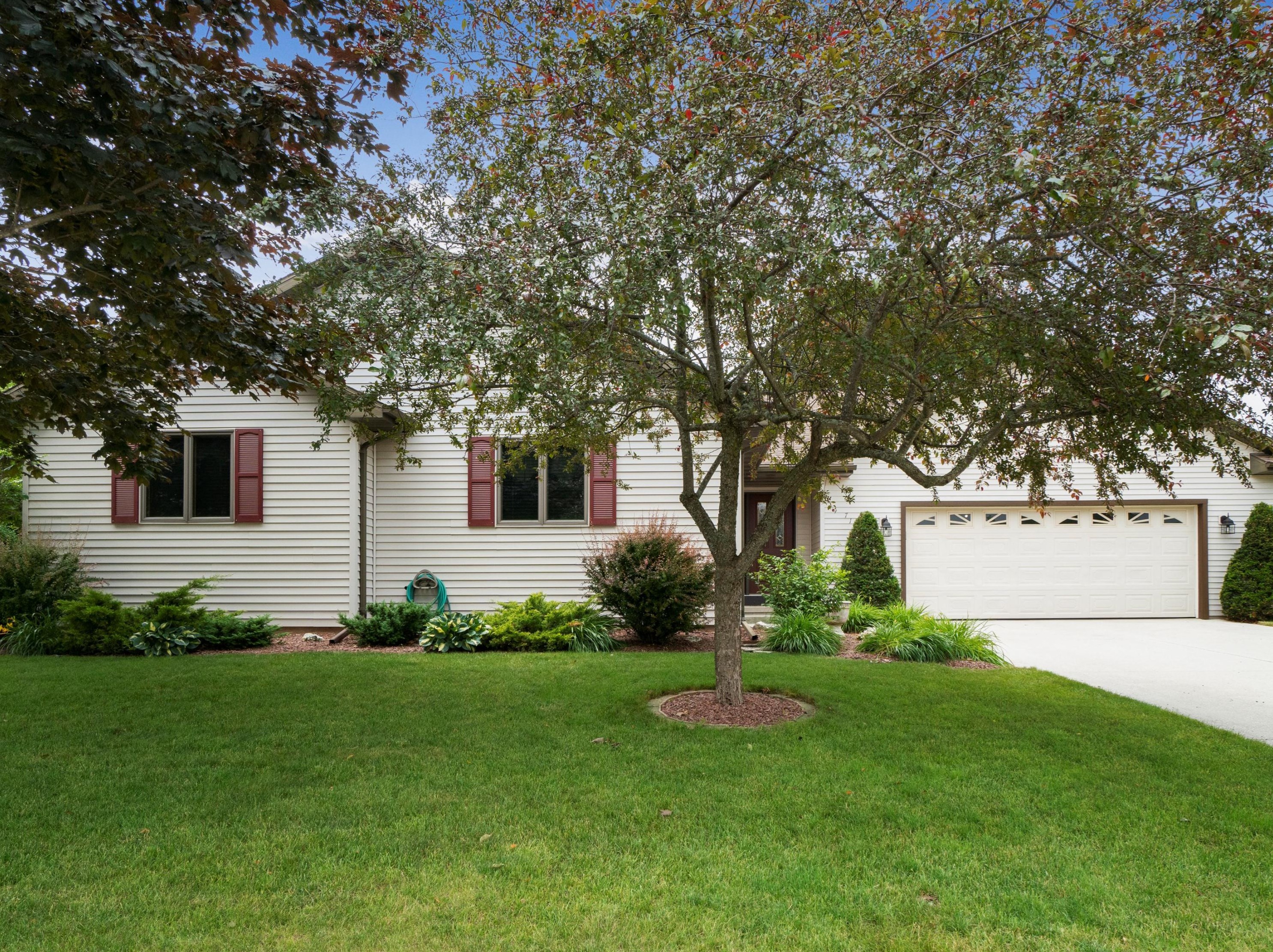 716 River Bluff Dr, Manitowoc, WI 54220