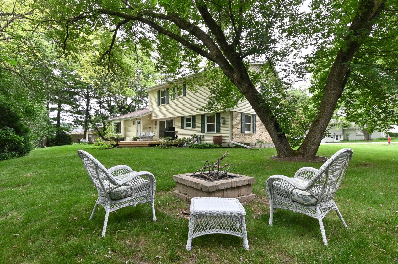 202 Woodside Ln, Thiensville, WI 53092