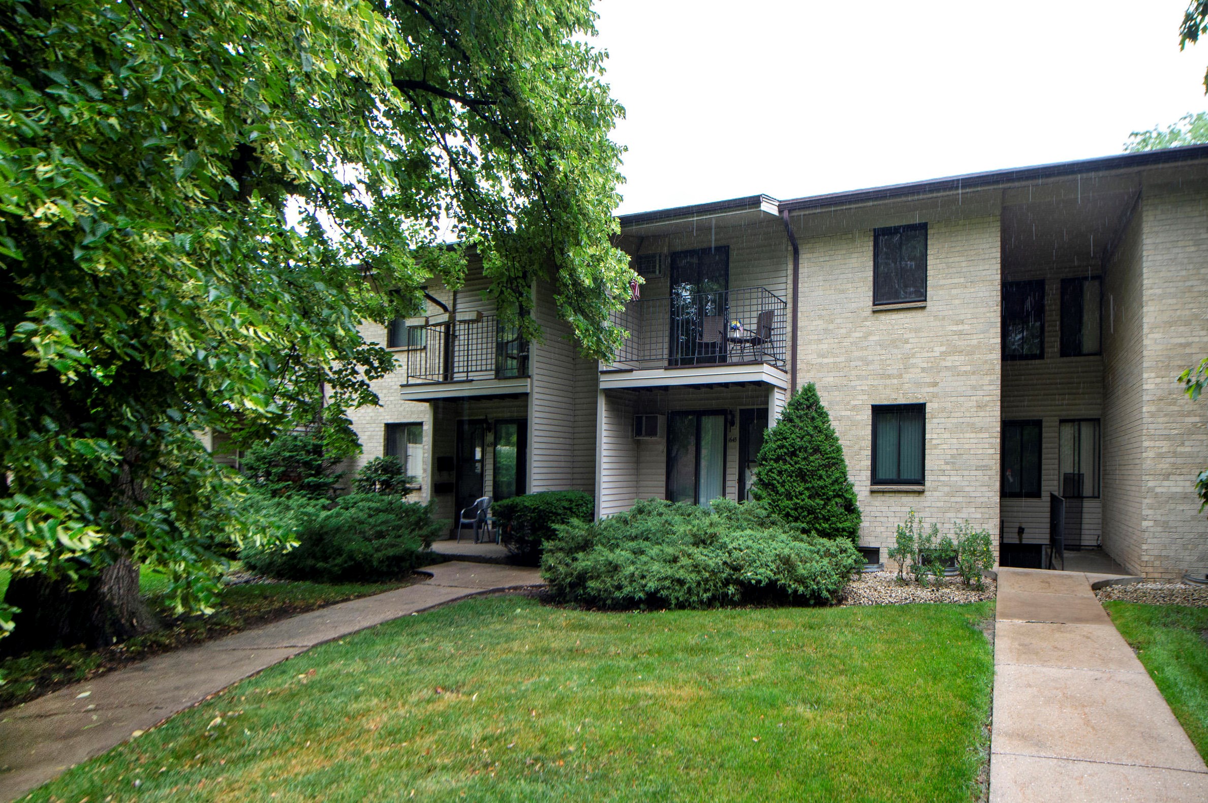 1645 S Coachlight Dr, Waukesha, WI 53151