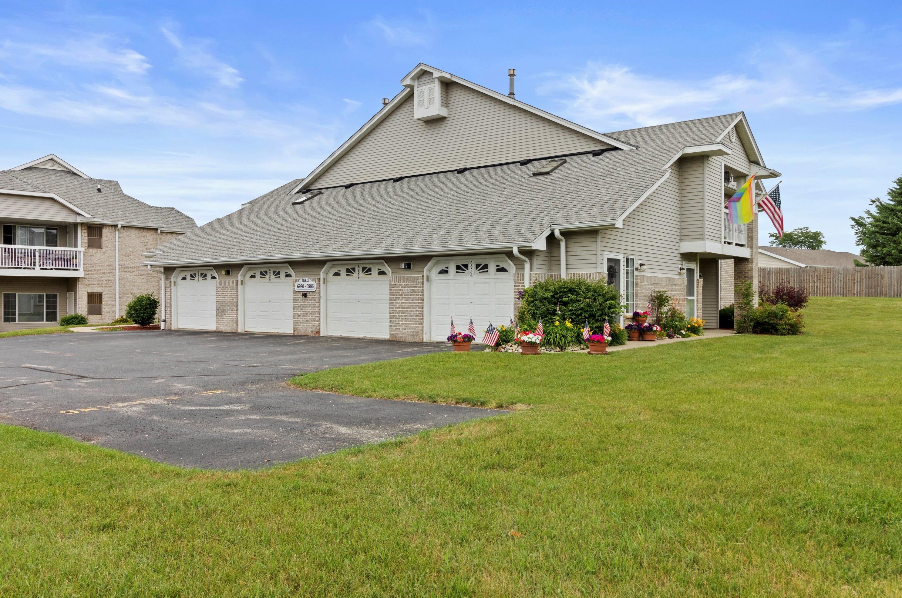 6984 S Rolling Meadows Ct, Oak Creek, WI 53154