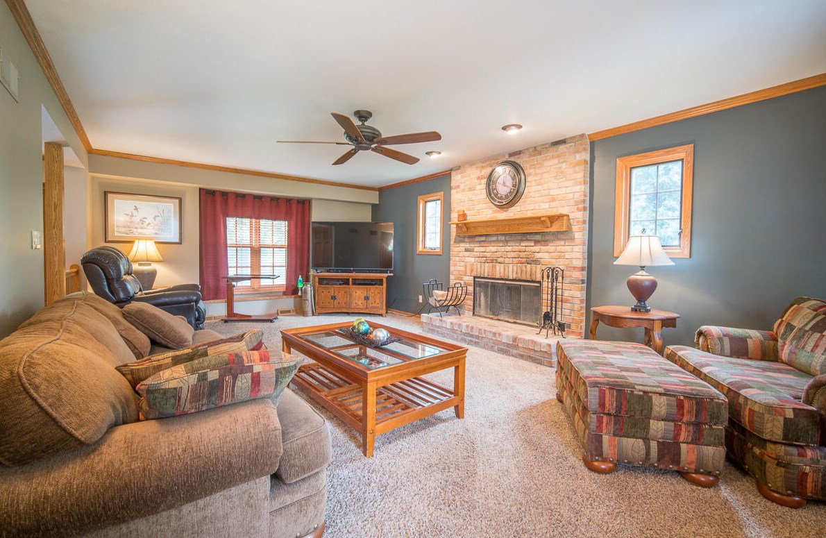 683 Fox Run Dr, Saukville, WI 53080-1810