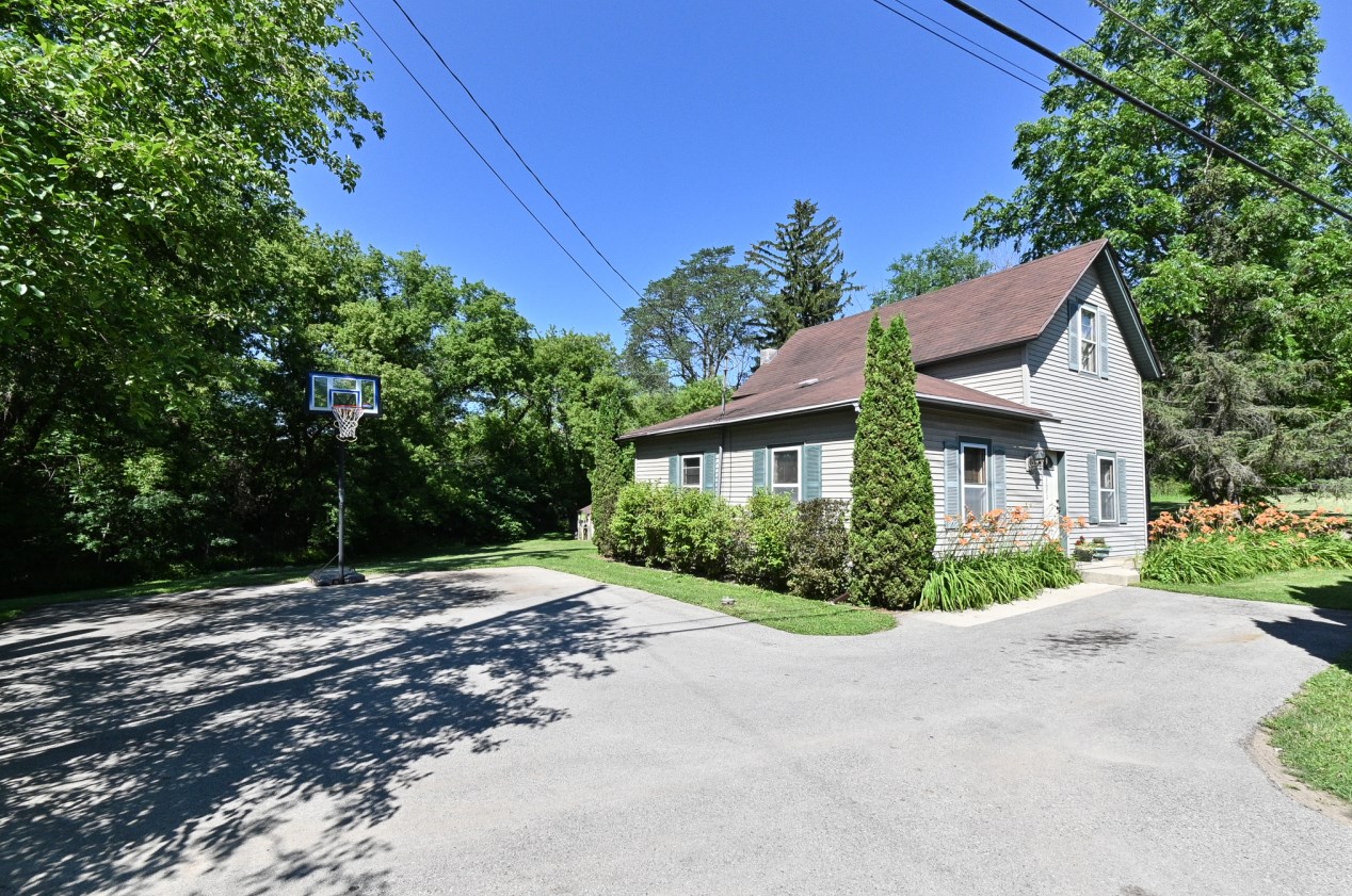 3690 S Racine Ave, Waukesha, WI 53146