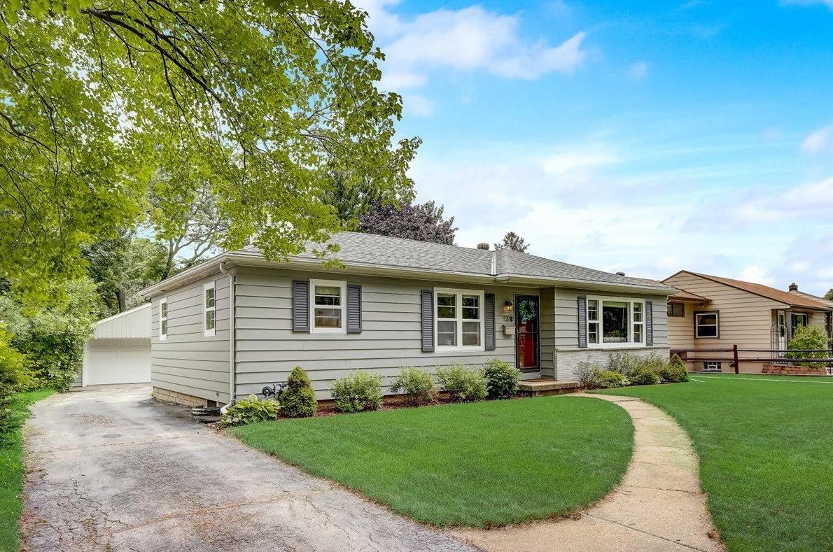 731 N Moreland Blvd, Waukesha, WI 53188