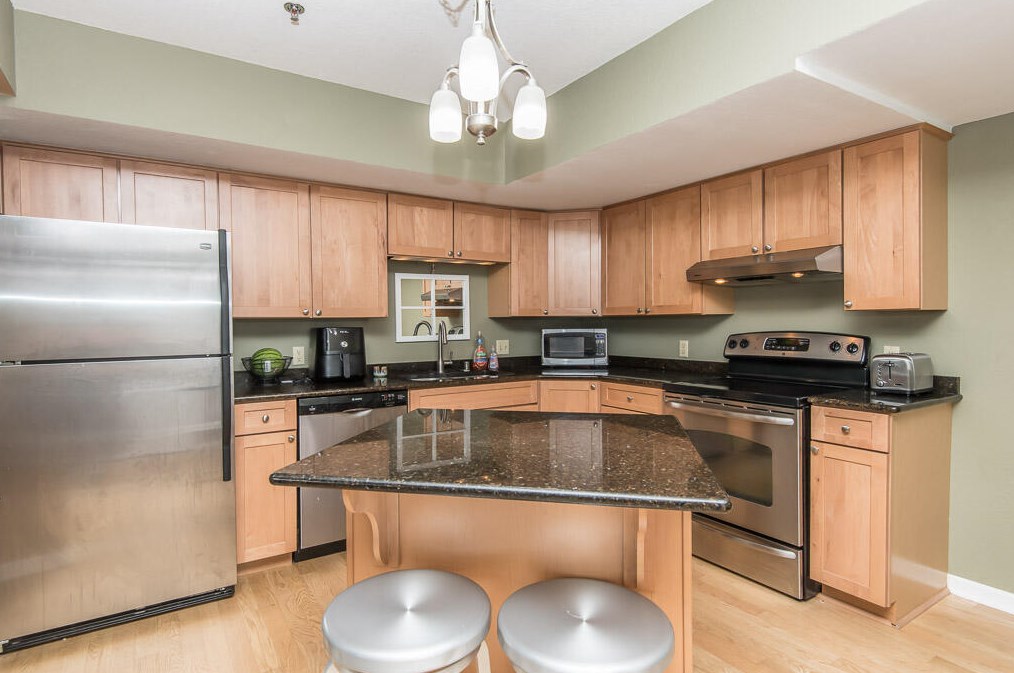 360 Kristin Ct W, Brookfield, WI 53045