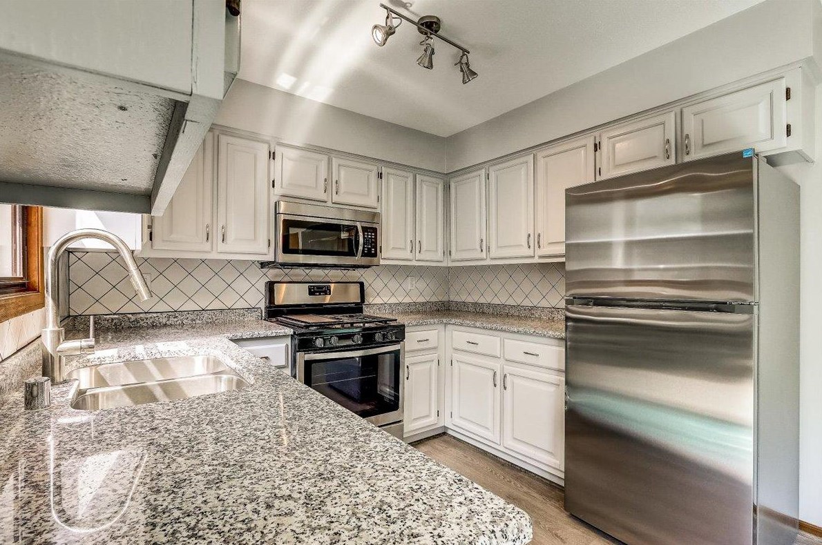 8175 Legend Dr, Hales Corners, WI 53132-9623