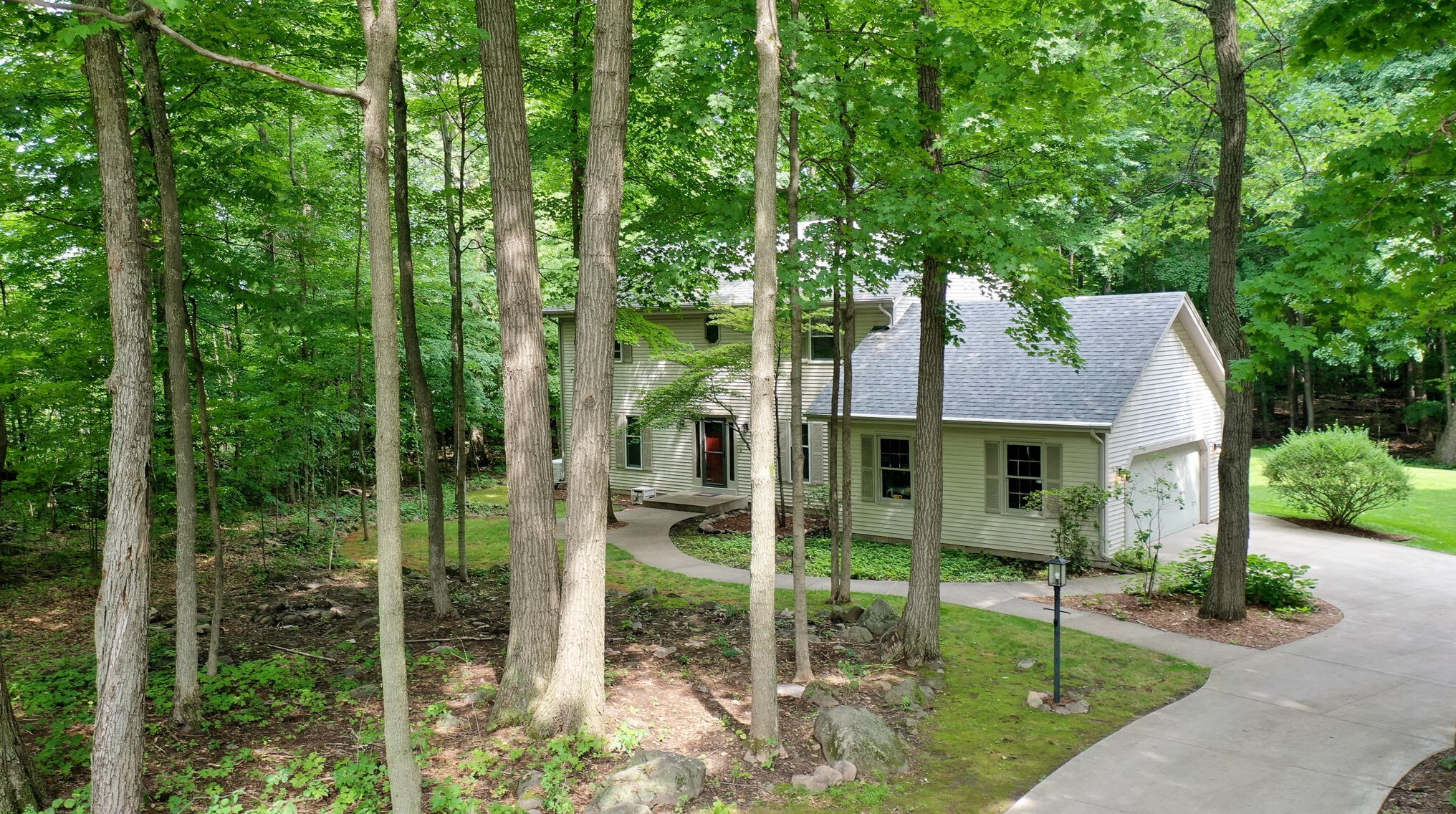 6242 Shamrock Ln, Hartford, WI 53027