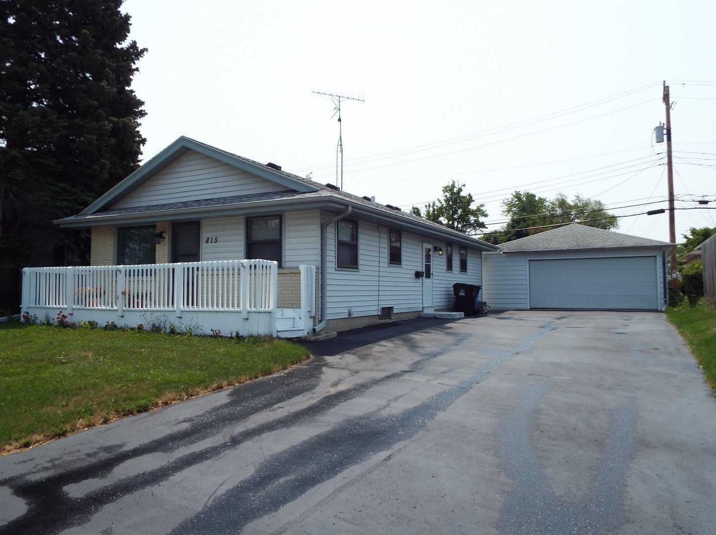 815 3 Mile Rd, Racine, WI 53402-2901