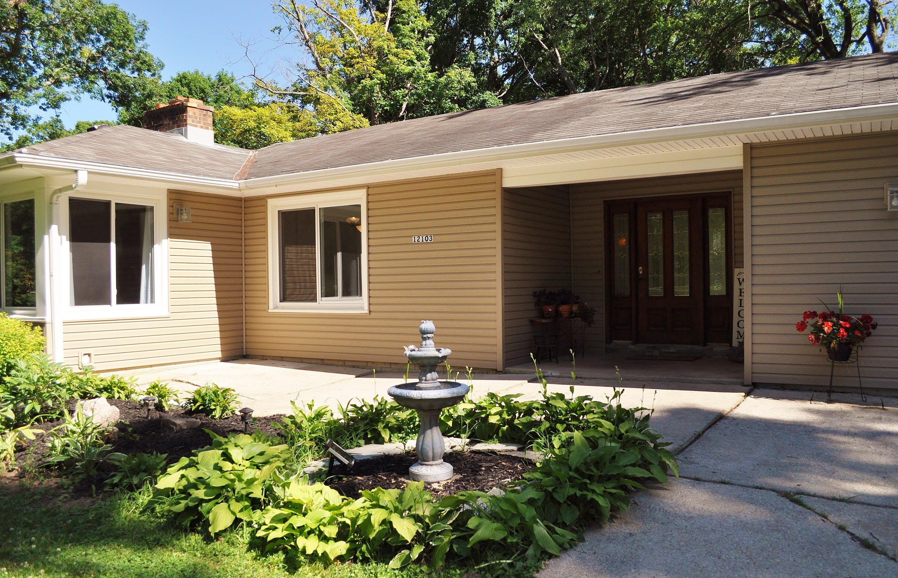 12103 Elmwood Dr, Hales Corners, WI 53132-1330