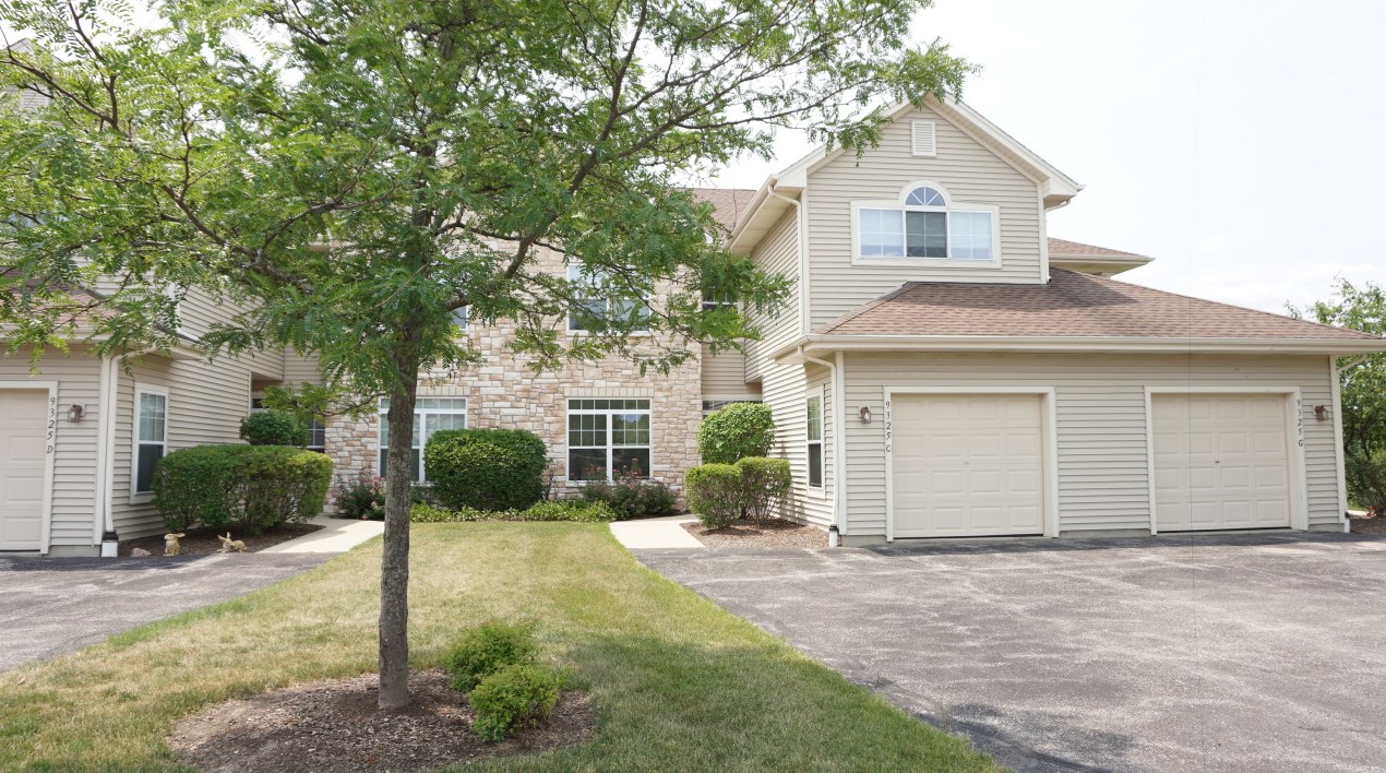 9325 S Cobblestone Way #c, Hales Corners, WI 53132