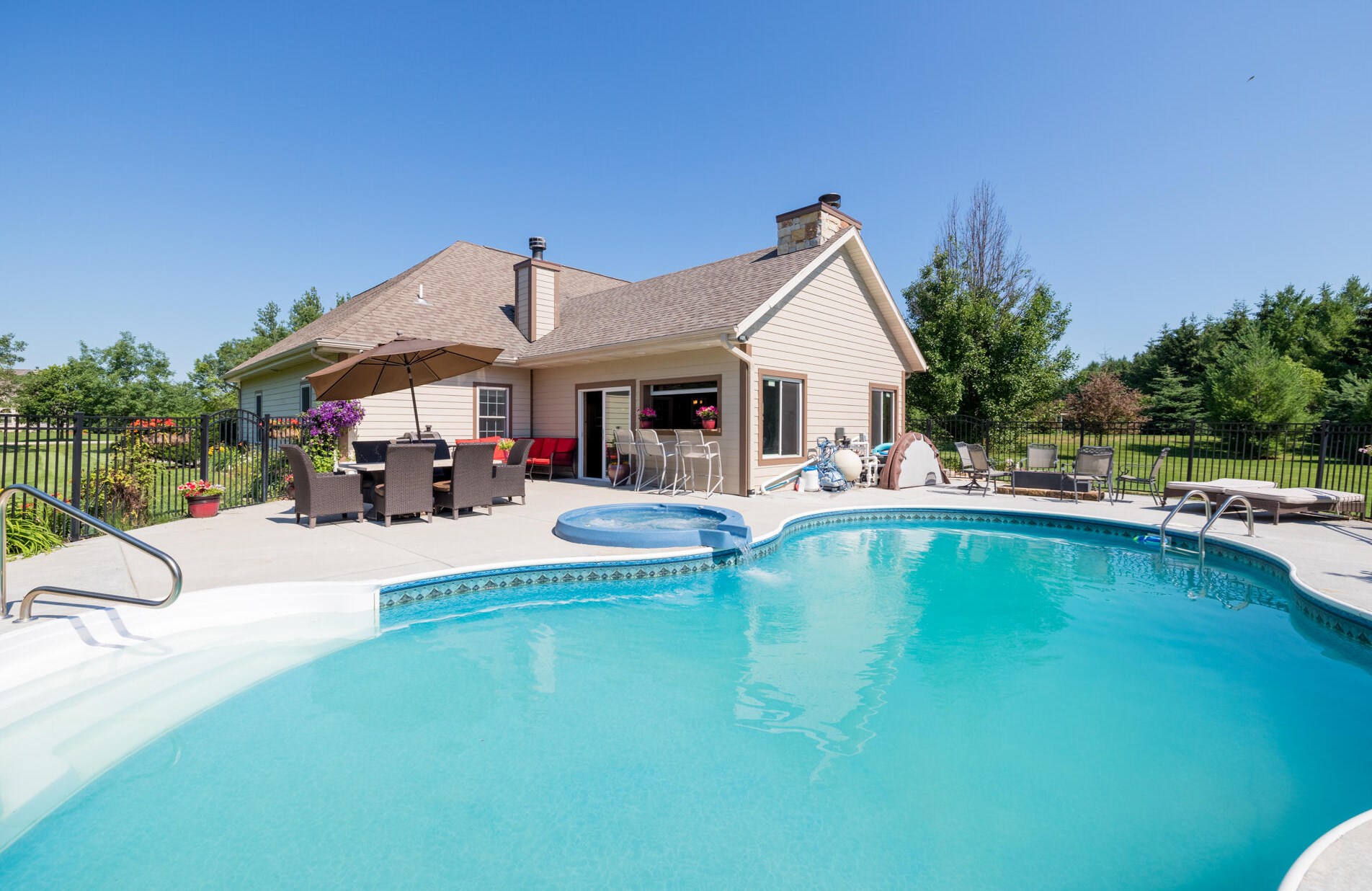 520 S Hunters Crossing, Slinger, WI 53086