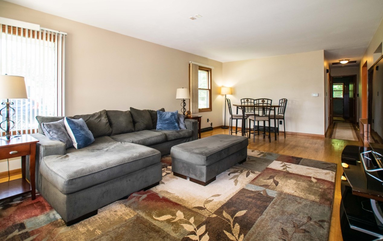 109 Olsen St, Elkhorn, WI 53121-1233
