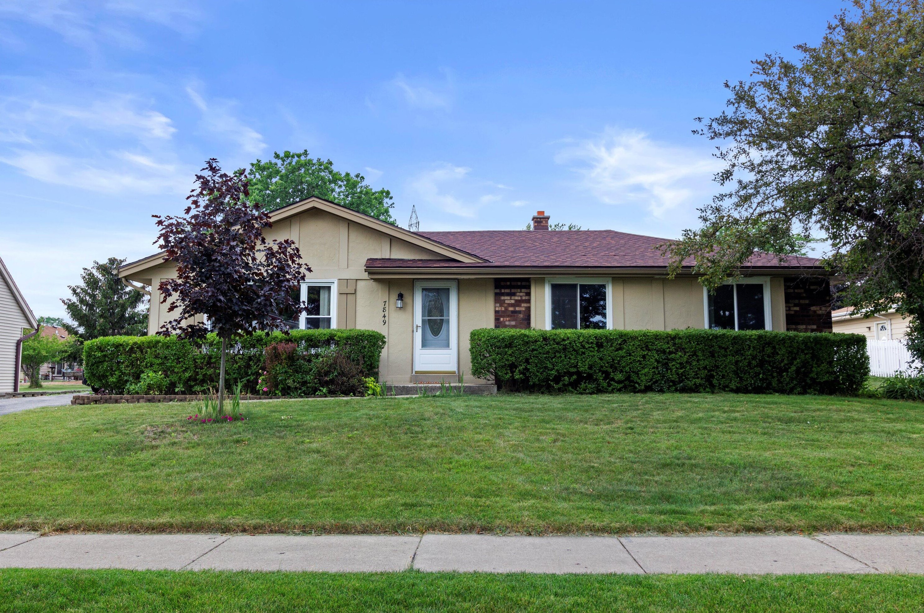 7849 S Quincy Ave, Oak Creek, WI 53154