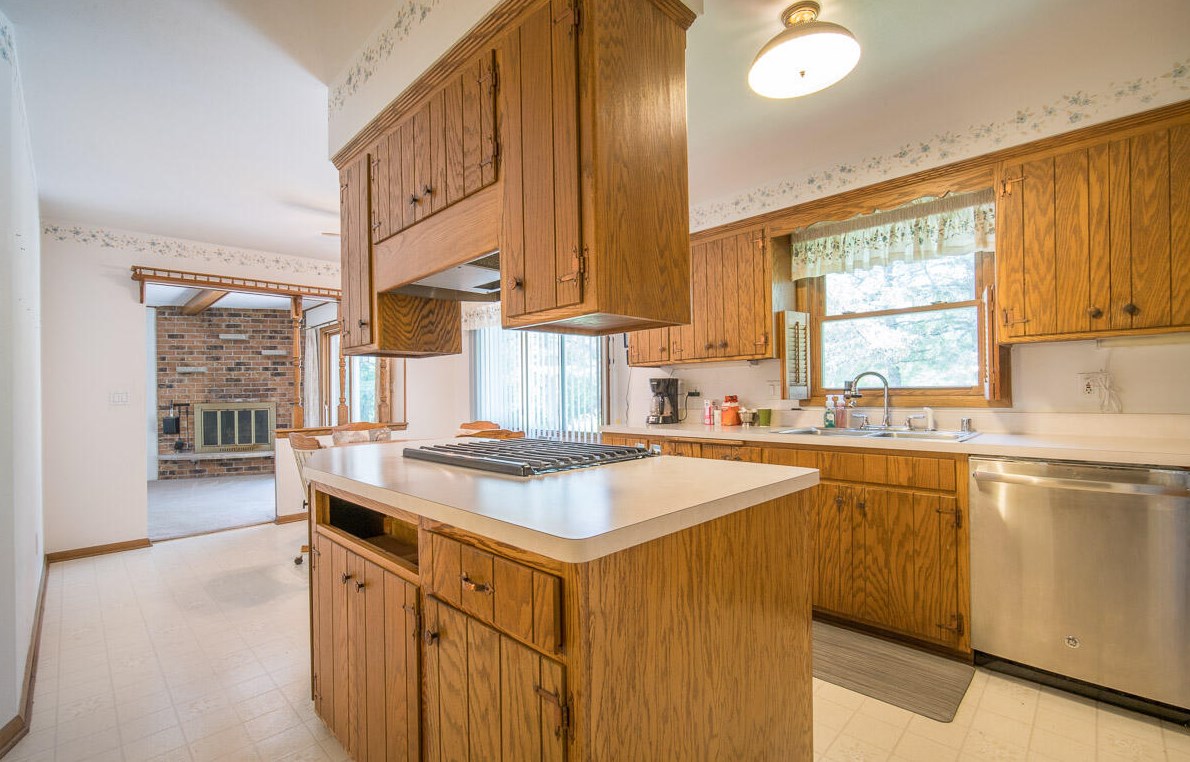 2042 W Wildwood Dr, Thiensville, WI 53092