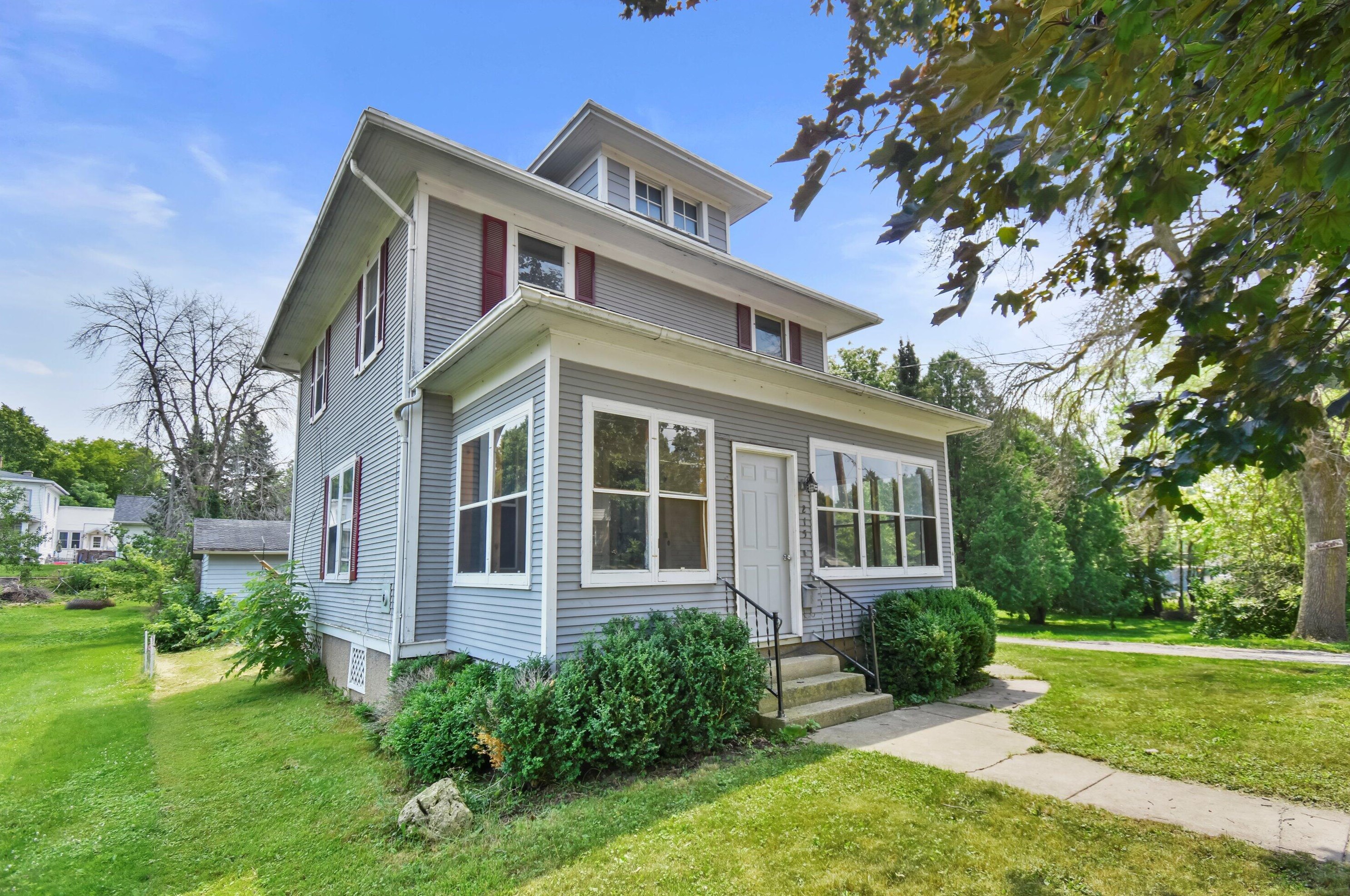 215 Valley St, Horicon, WI 53032-1341