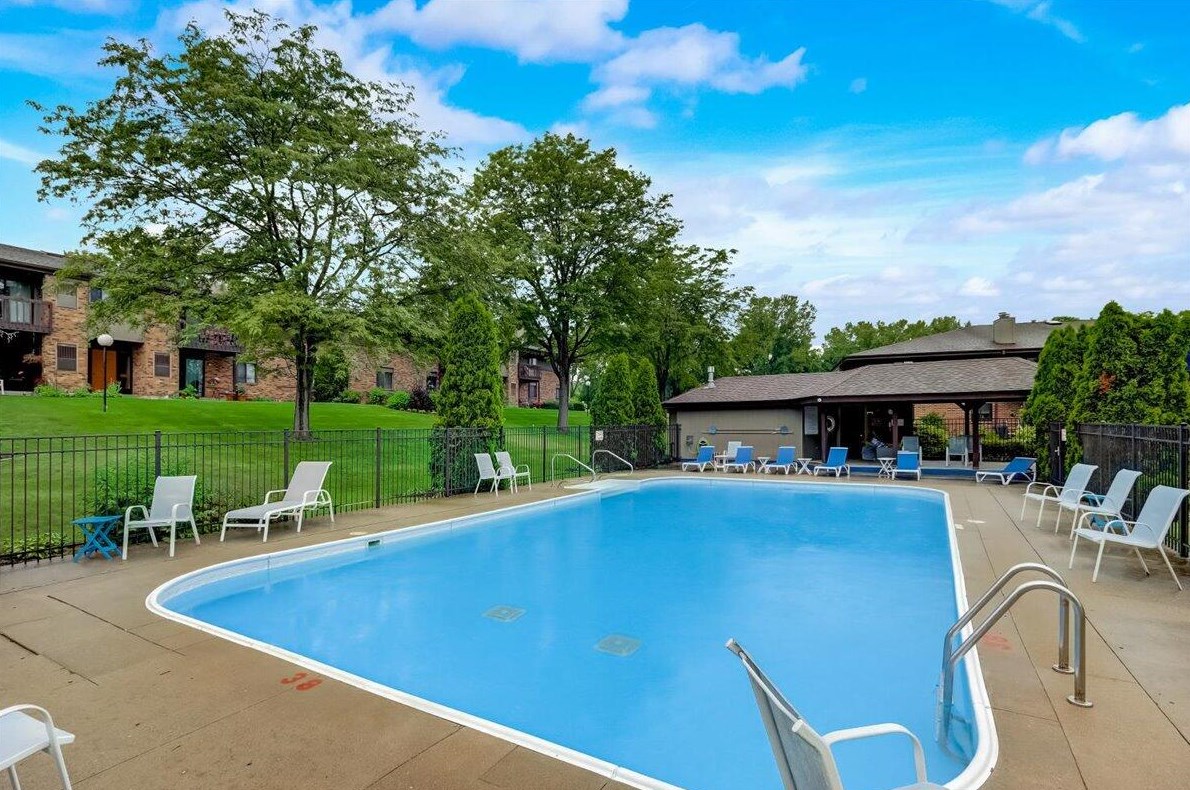 358 Park Hill Dr, Pewaukee WI  53072-2486 exterior