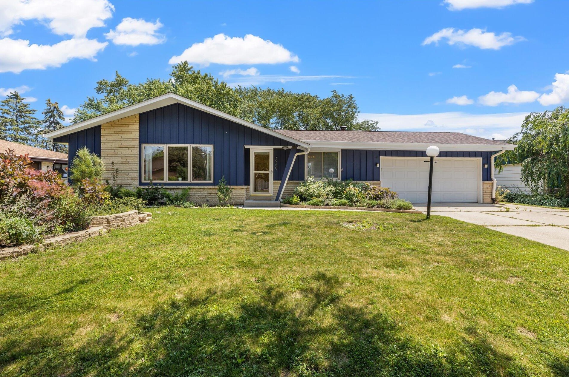 7960 S Wayland Dr, Oak Creek, WI 53154