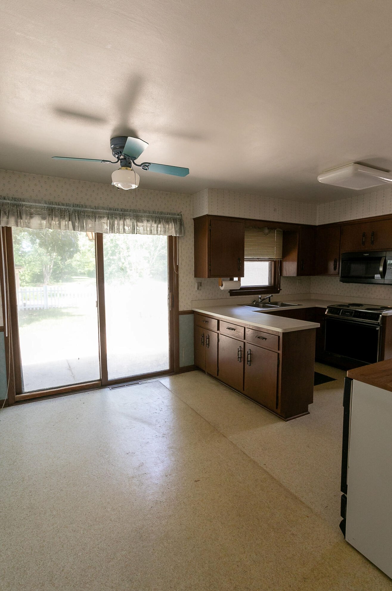 8854 Chicago Rd, Oak Creek, WI 53154-4214