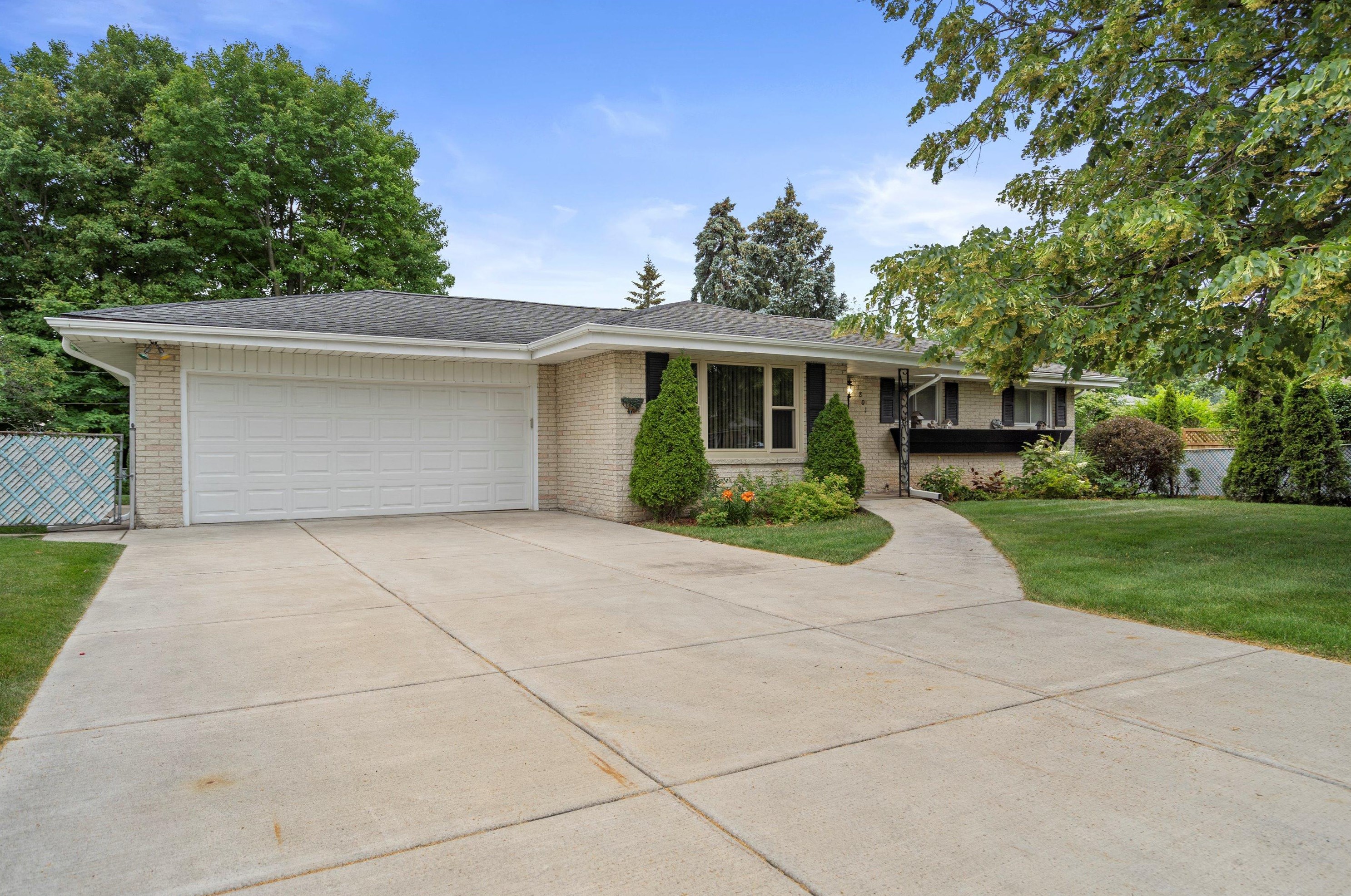 1801 Poplar Ave, South Milwaukee, WI 53172-1042