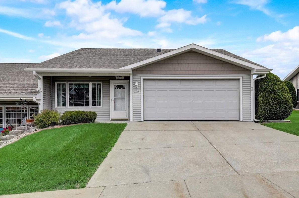 1232 Stillwater Ln, Hartford, WI 53027