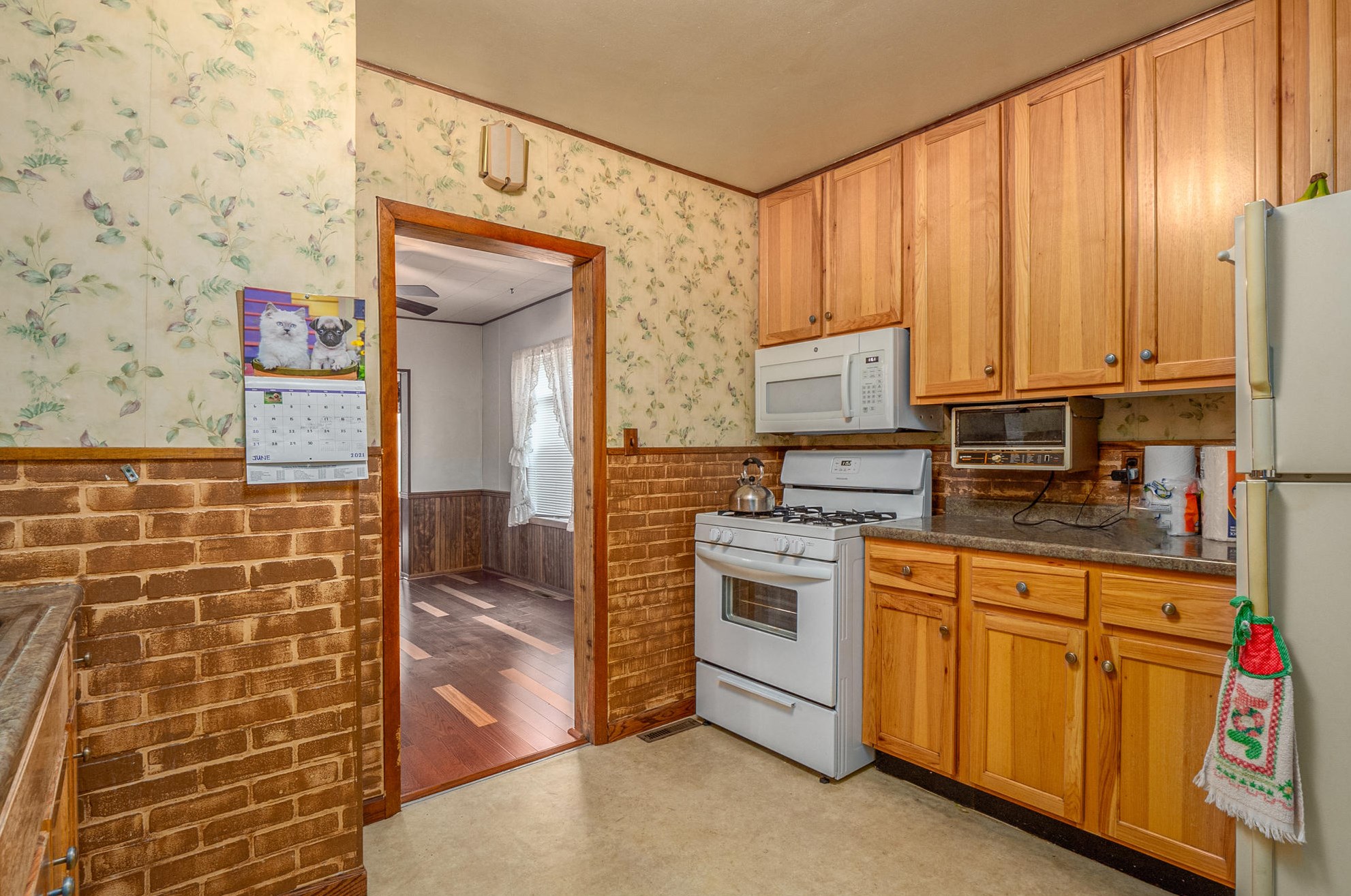 306 10th St, Oostburg, WI 53070-1301