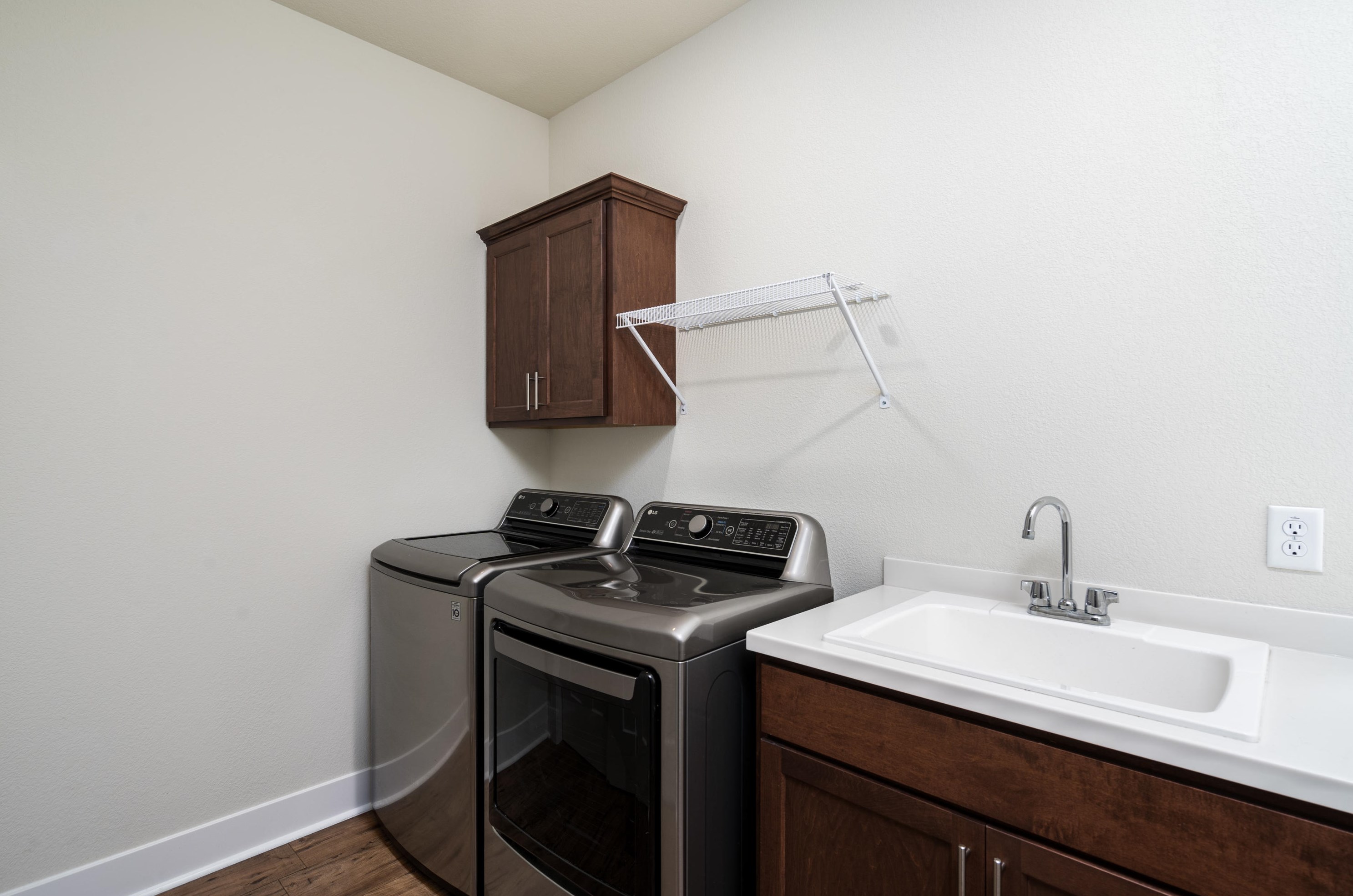 1933 Blackhawk Dr, Grafton WI  53024-2815 exterior