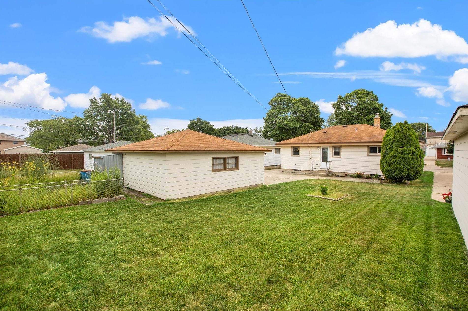 1502 W Vogel Ave, Milwaukee, WI 53221