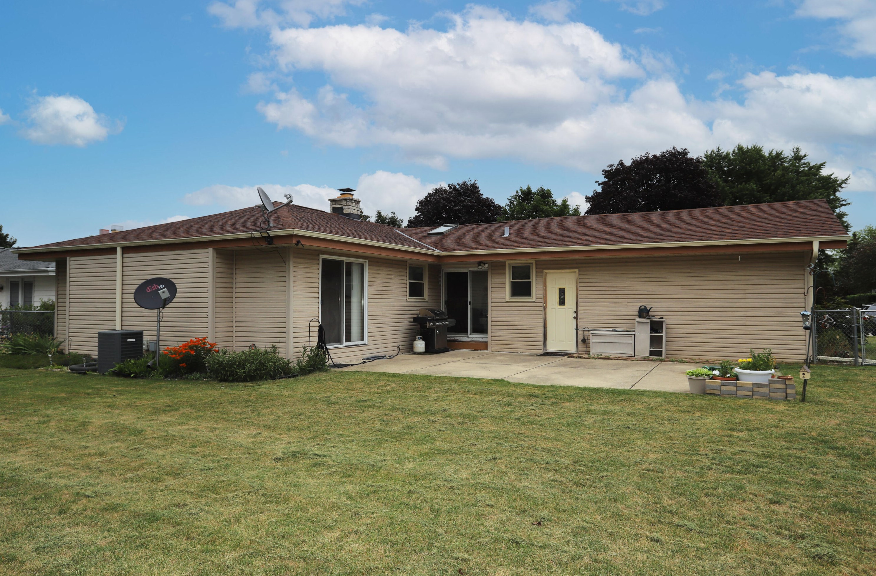 6103 Twin Oak Dr, Greendale, WI 53129