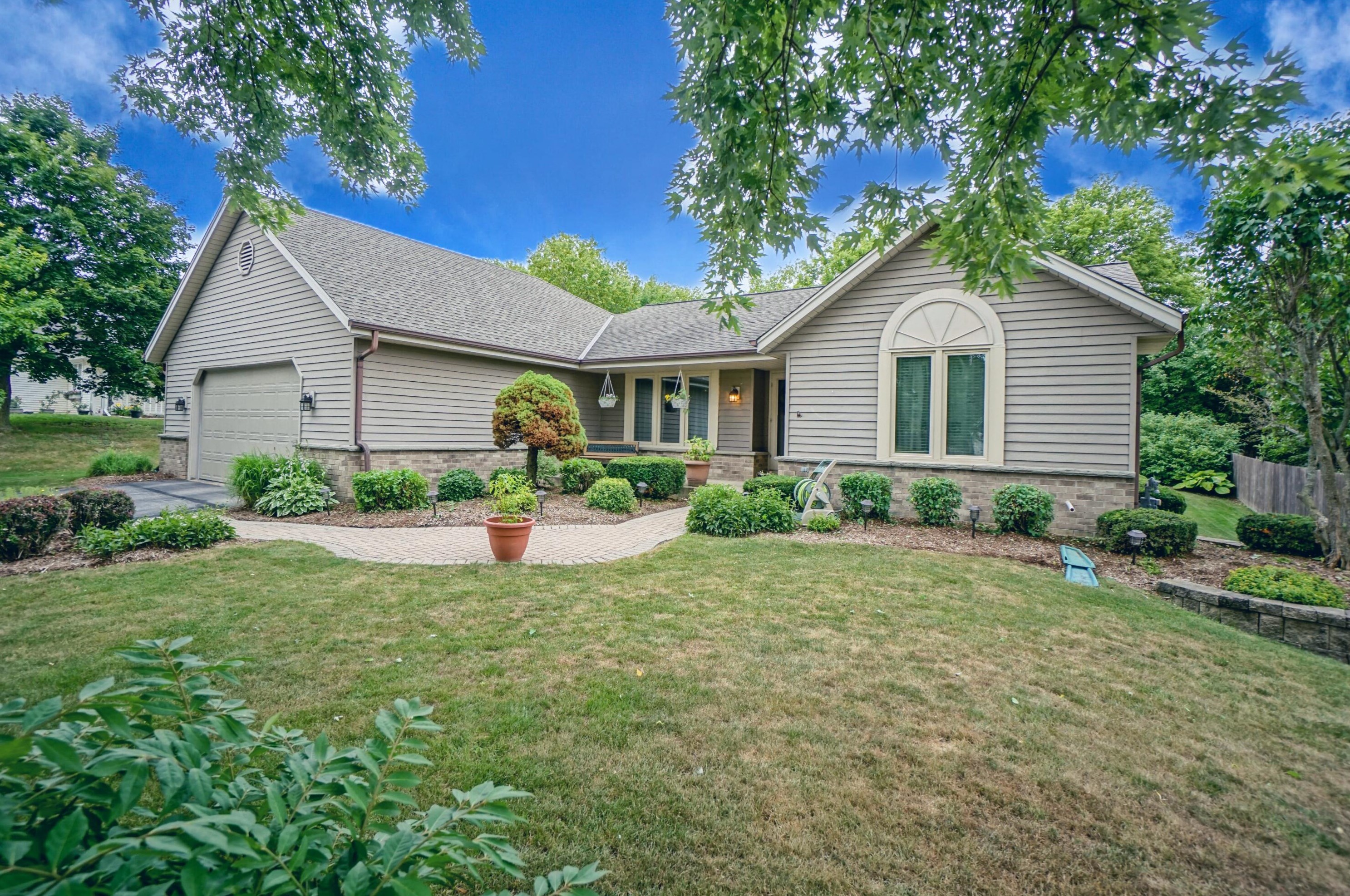 7711 Lake Pointe Dr, Hales Corners, WI 53132-8529