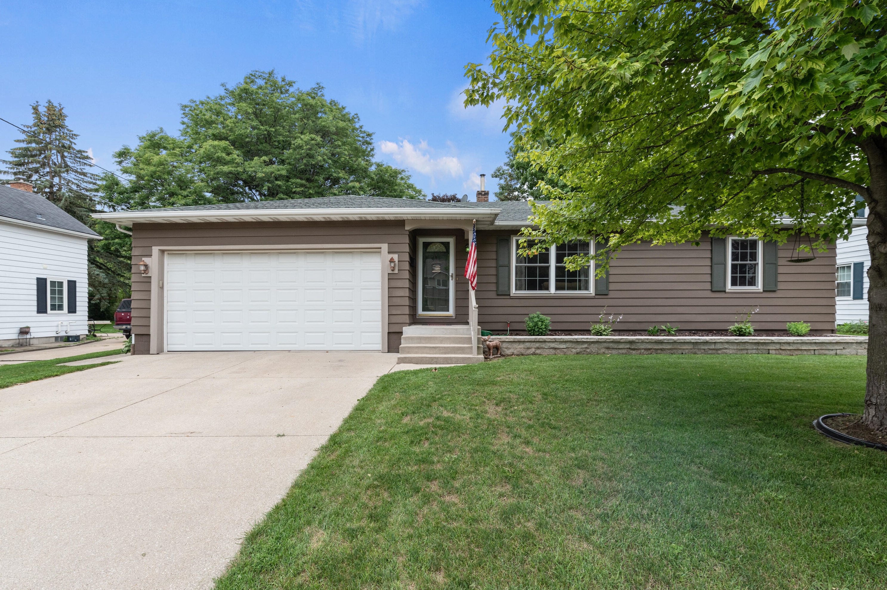 843 N Main St, Hartford, WI 53027