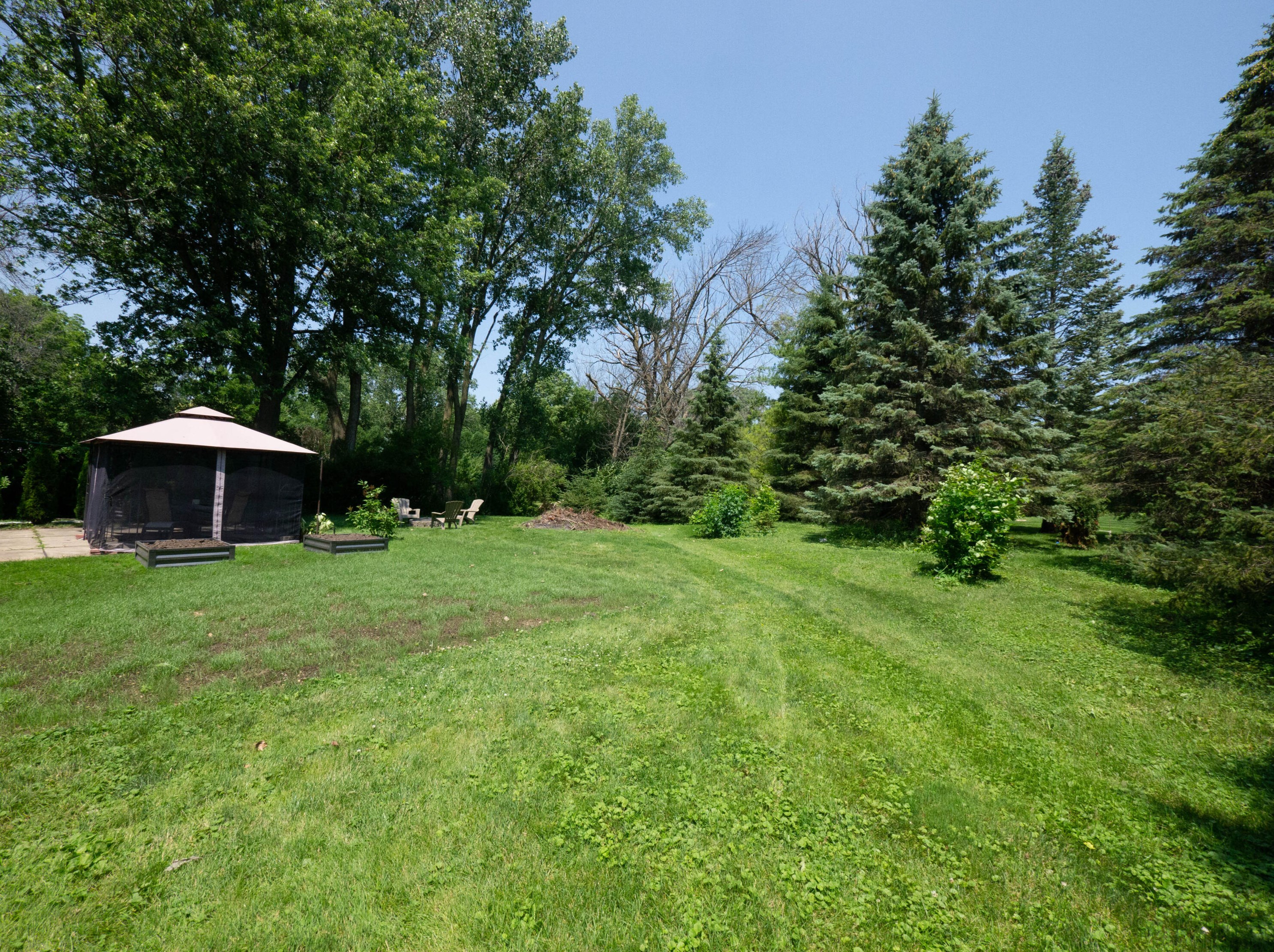 7830 Green Bay Rd, Milwaukee, WI 53217-2047