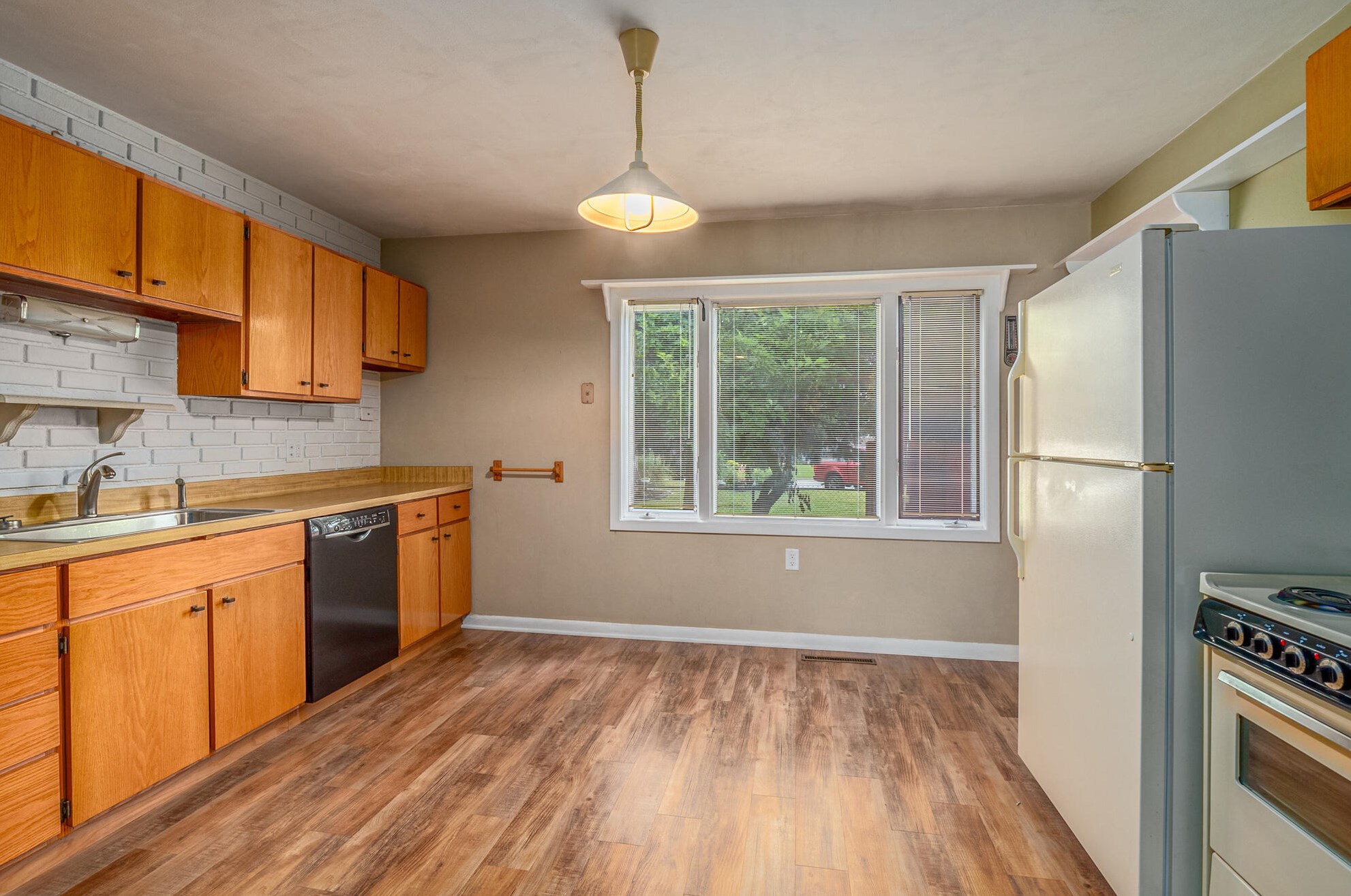 17 Fond Du Lac Ave, Plymouth, WI 53073-1659