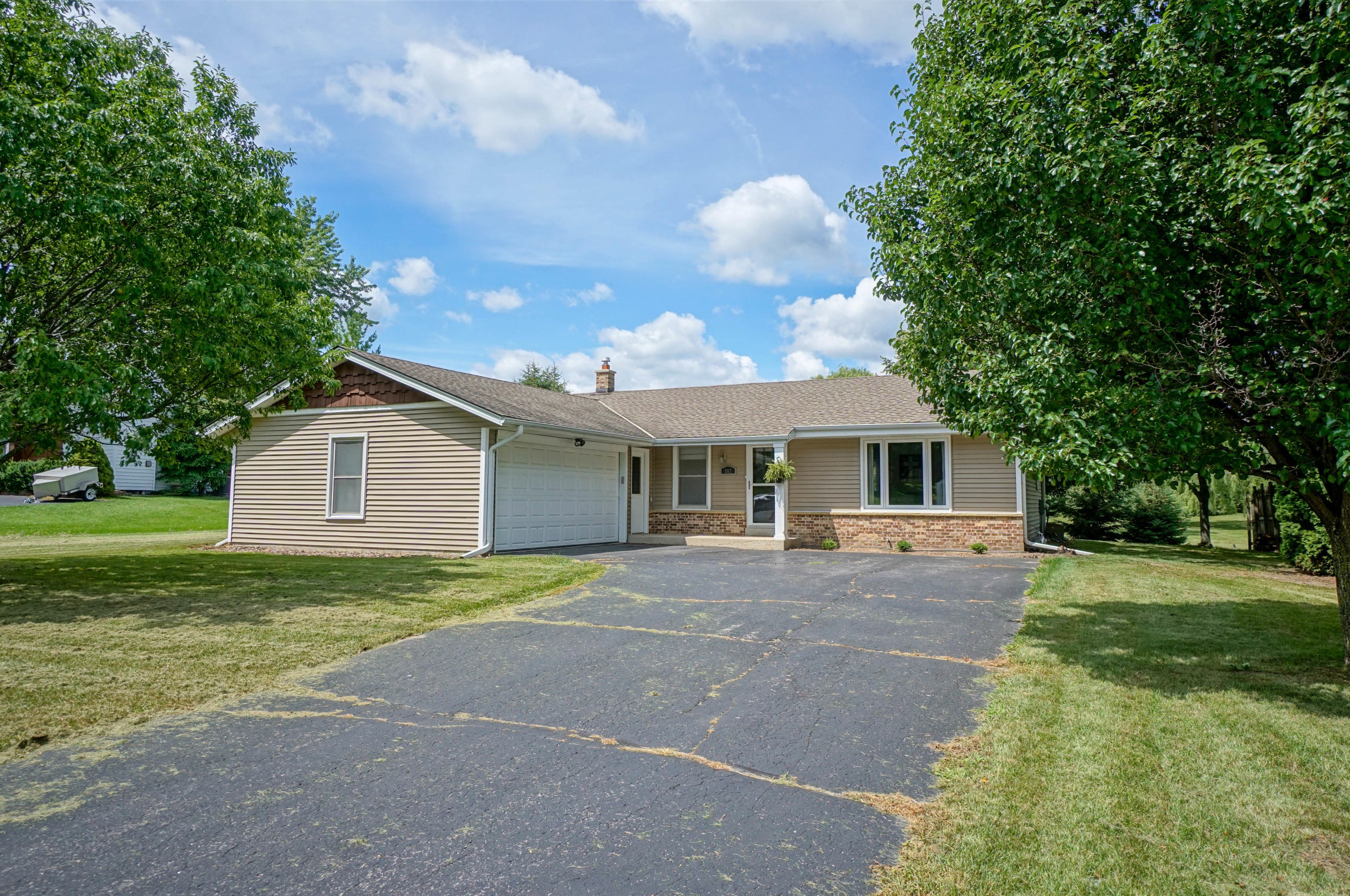 907 Manchester Ct, Chenequa, WI 53029