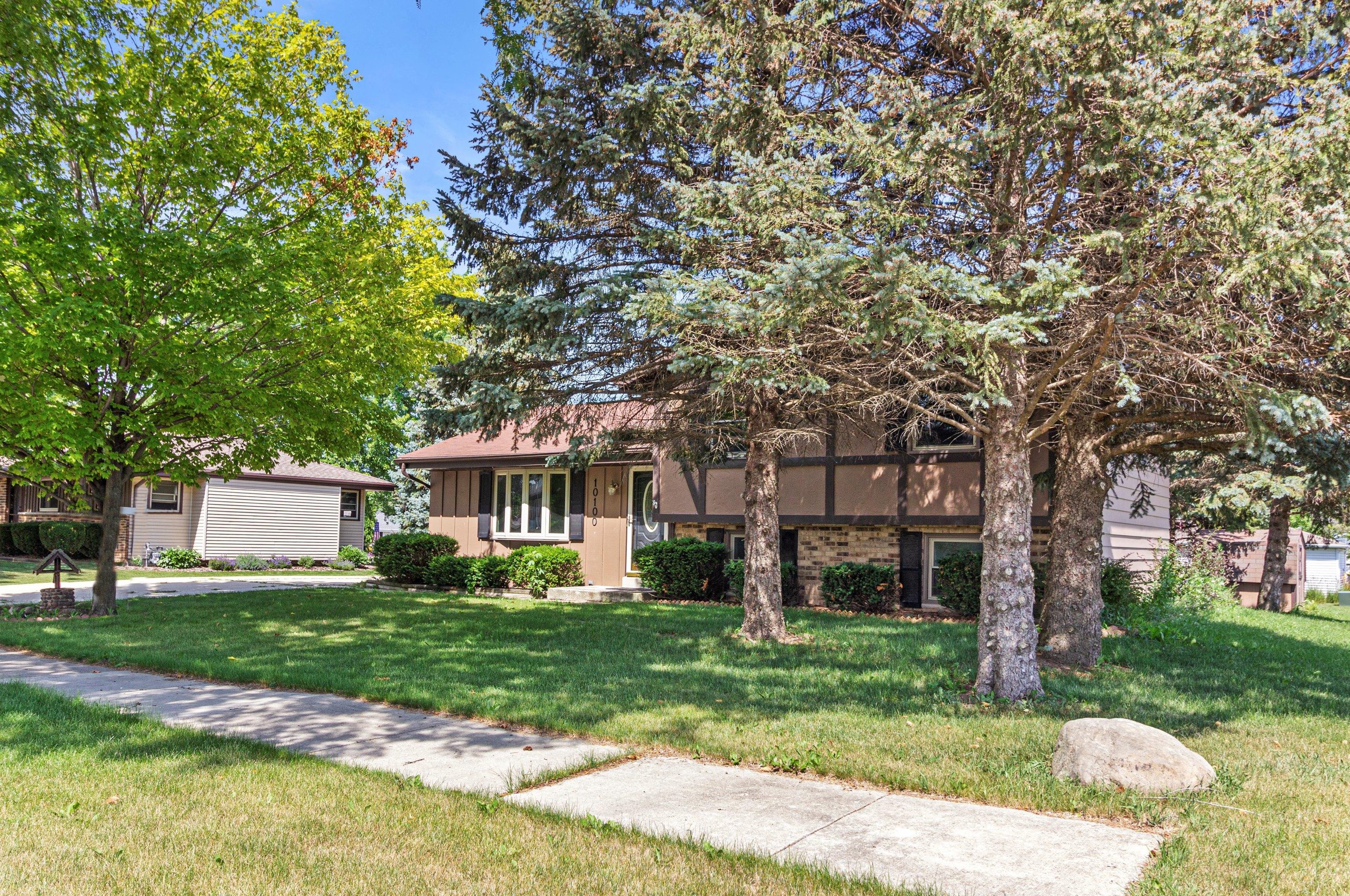 10100 S Cindy Ln, Oak Creek, WI 53154