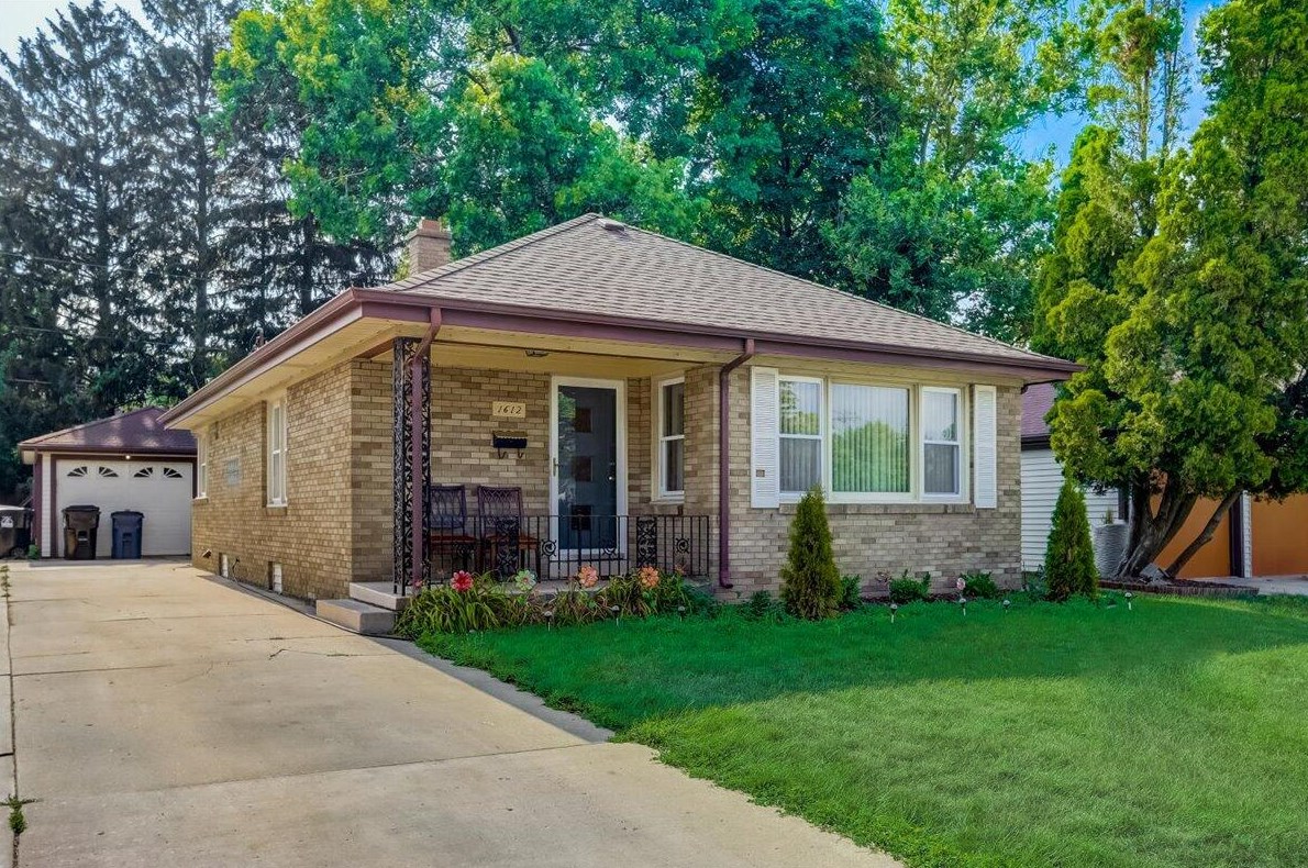 1612 Lathrop Ave, Racine, WI 53405-3245