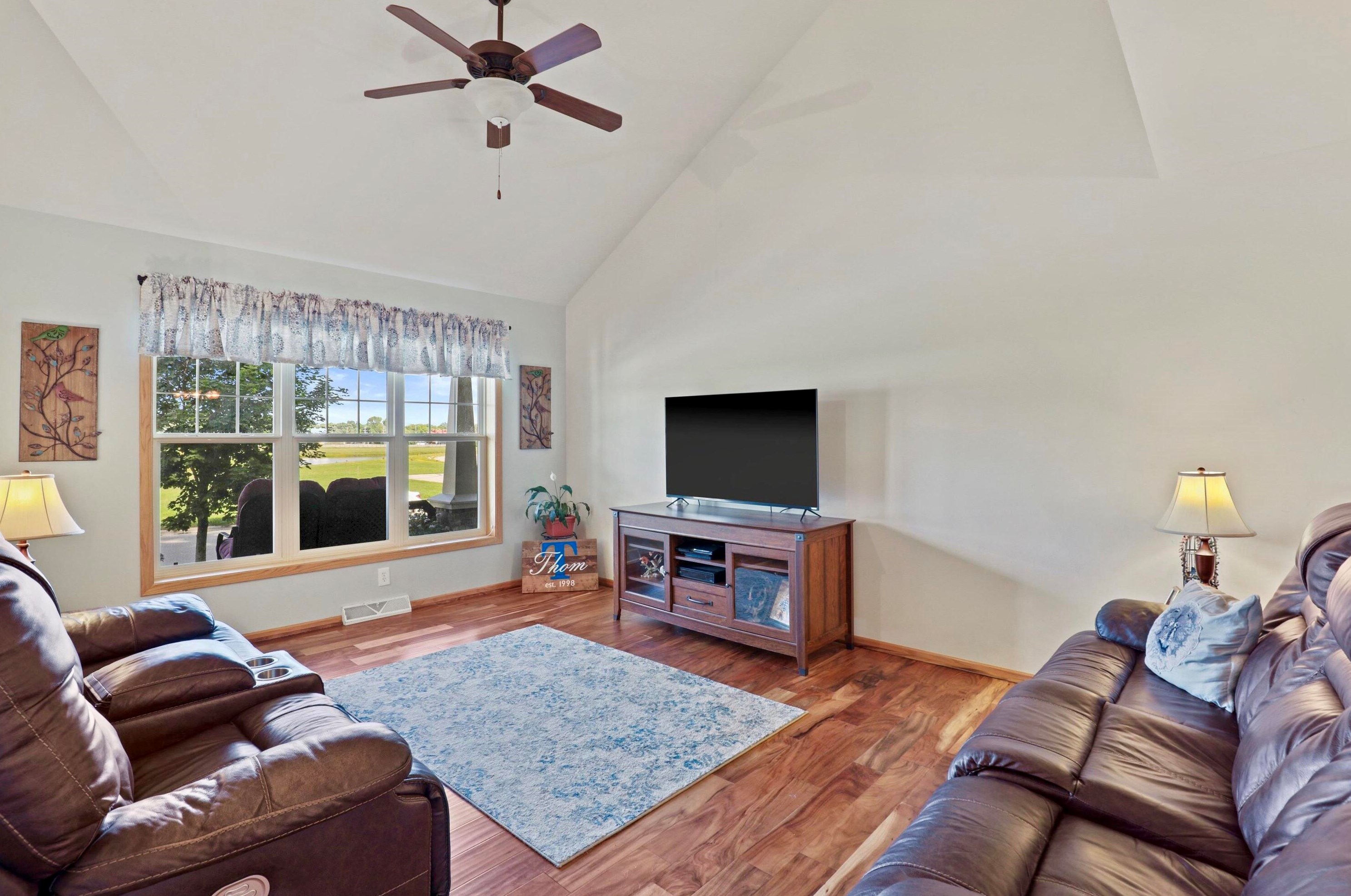 621 Autumn Wood Pkwy, Deerfield, WI 53531
