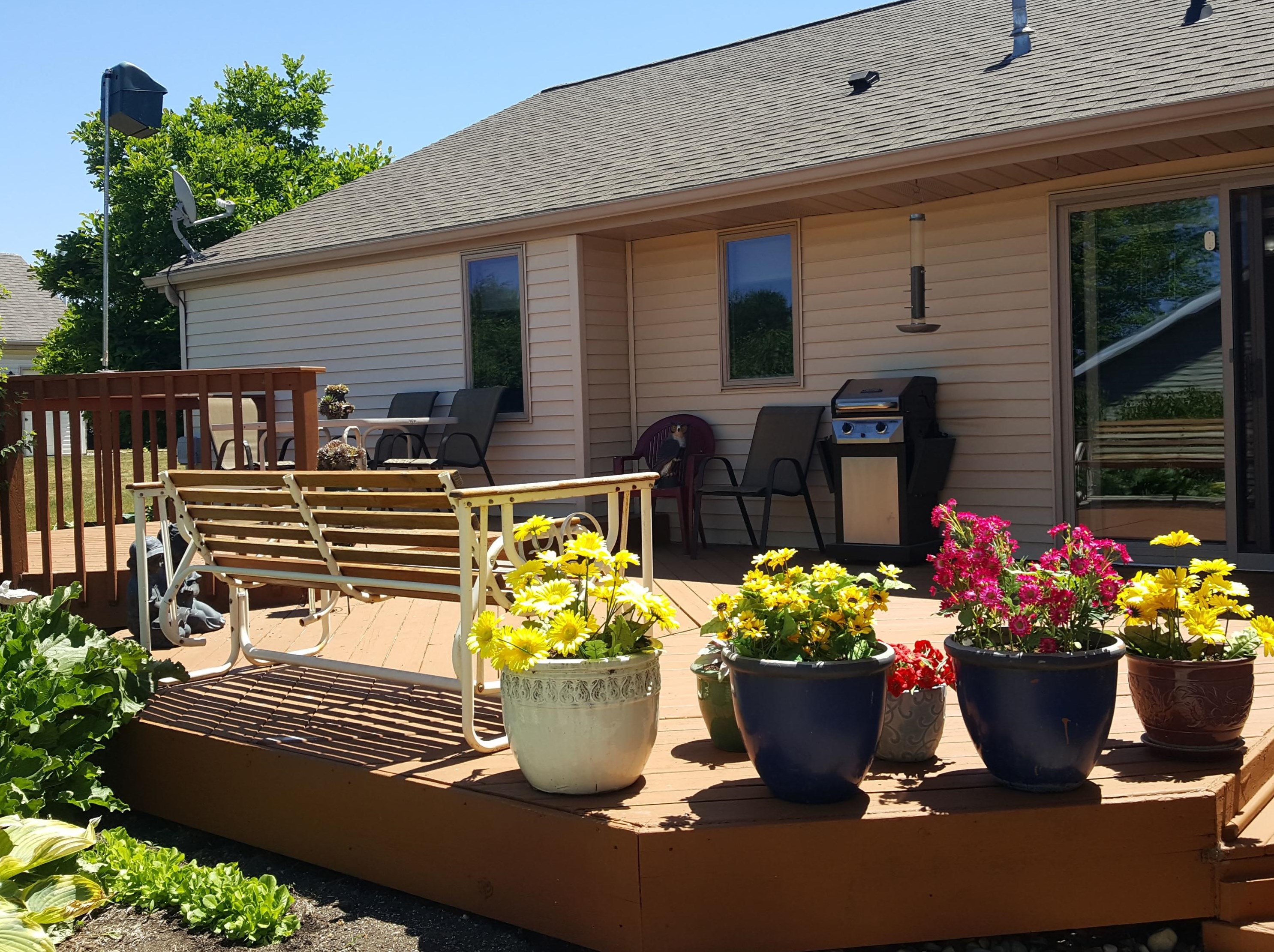 718 Hickory Ln, Hartford, WI 53027-1339